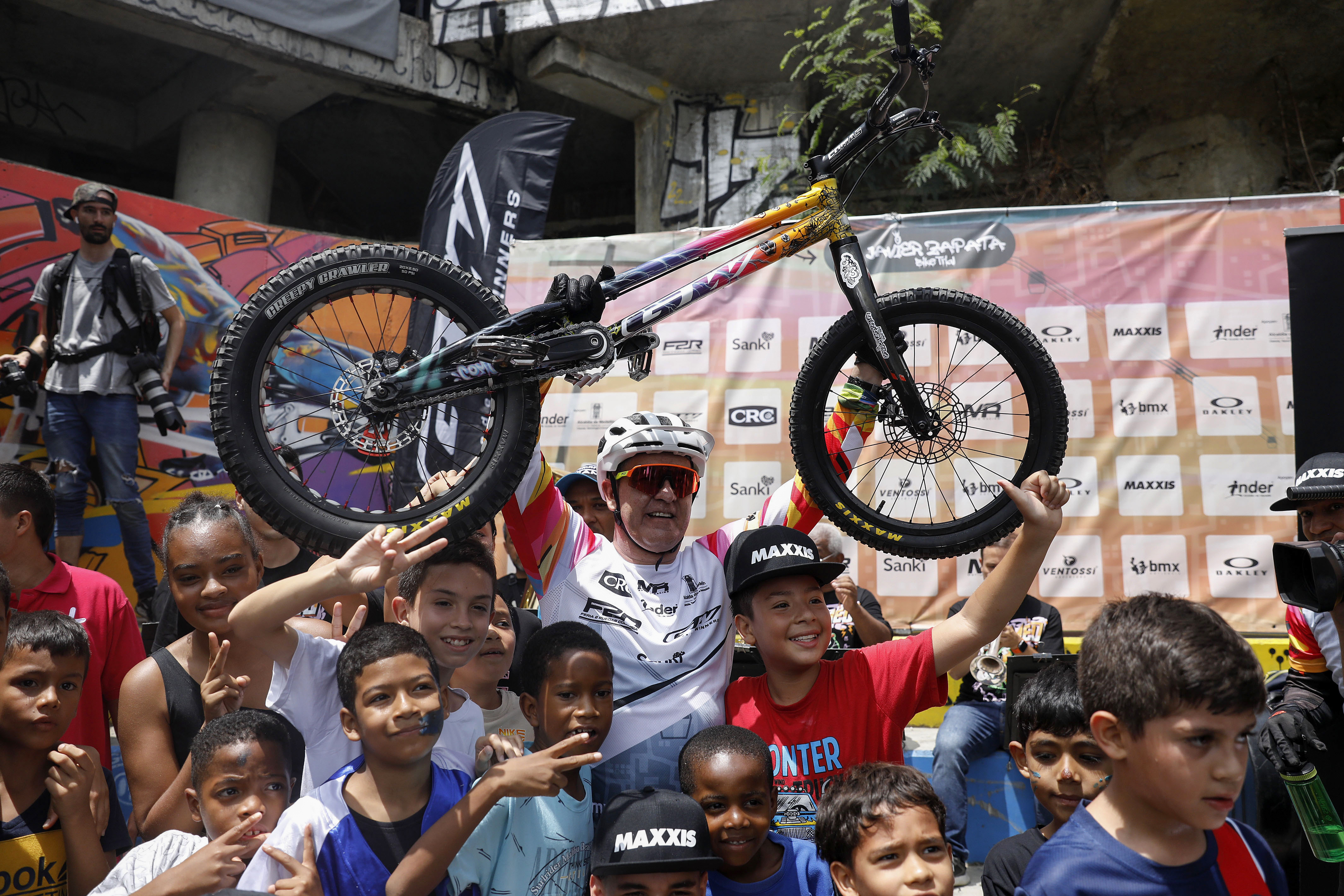 AME1001. MEDELLÍN (COLOMBIA), 27/04/2024.- El deportista extremo colombiano Javier Zapata, cinco veces Récord Guinness de Biketrial, celebra luego de realizar el "Reto escaleras Comuna 13" de subir 223 escalones de la Comuna 13 este sábado, en Medellín (Colombia). EFE/Luis Eduardo Noriega Arboleda