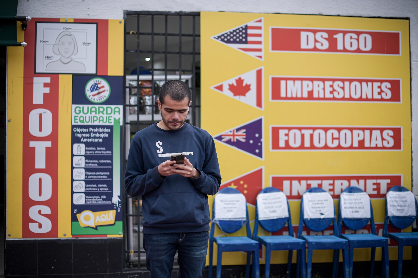 En los alrededores de la embajada, los solicitantes del visado se mostraban confundidos sobre el futuro del trámite.