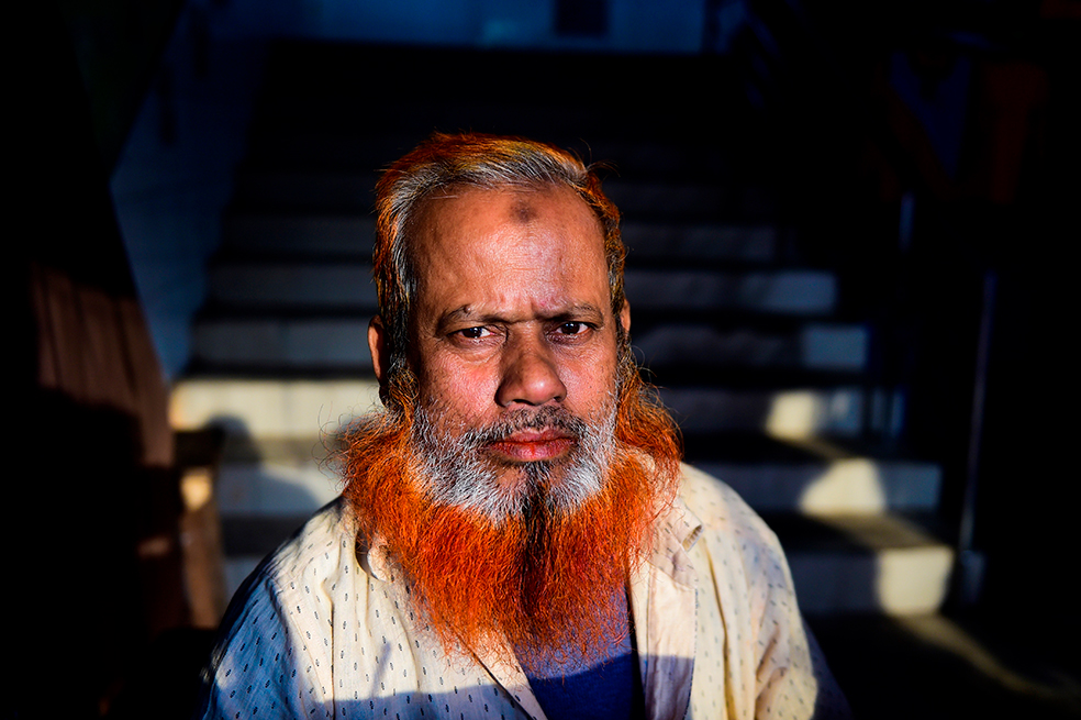 Pero las barbas naranjas encienden en cambio los ánimos de algunos."No sé cómo llegó esta moda a Bangladés, pero es fea", suelta un banquero del barrio de Karwan Bazar, que no quiso dar su nombre.