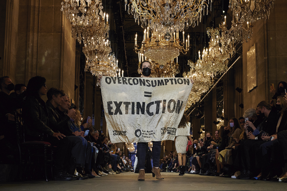 Diseñador de Louis Vuitton se disculpa por criticar las protestas en EU