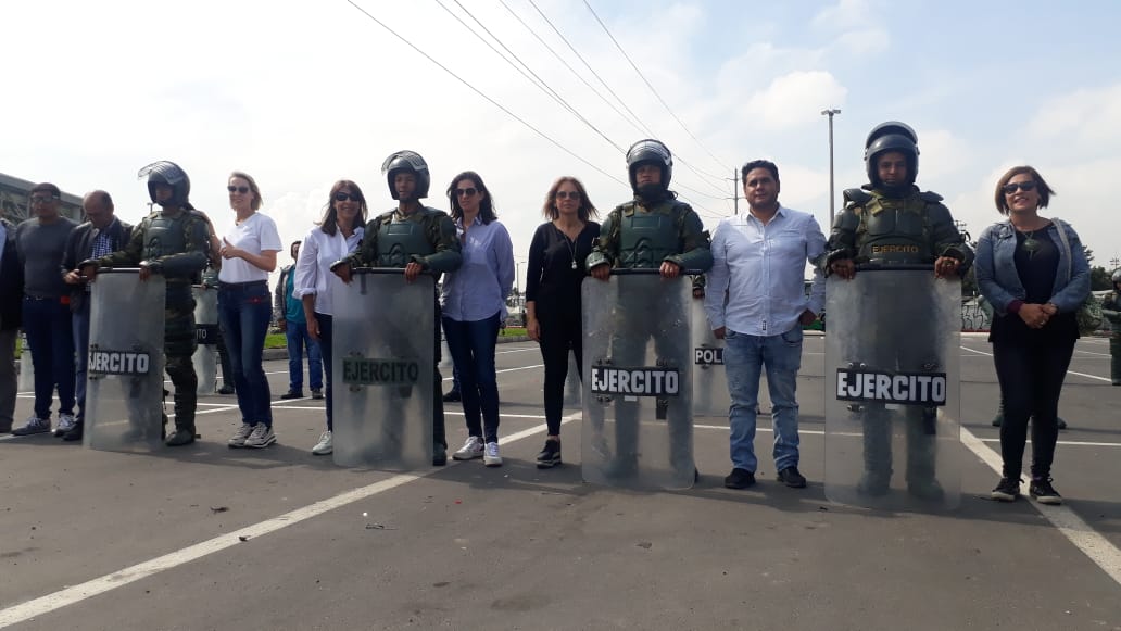 Además, dieron una voz de apoyo a su labor diaria de protección y sacrificio por la patria."Estamos en representación de millones de Bogotanos para agradecerles el servicio que prestan a la ciudadanía", afirmó Gladys Sanmiguel, secretaria de Integración Social.
