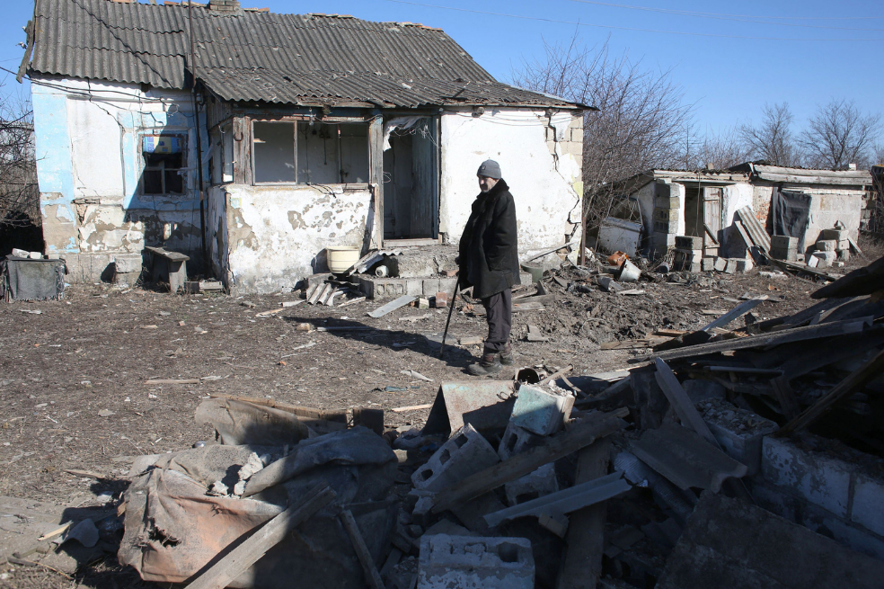Un residente local inspeccionó su casa, dañada después de un bombardeo en la aldea de Novohnativka, región de Donetsk, no lejos de la posición de las Fuerzas Militares de Ucrania en la línea del frente con los separatistas respaldados por Rusia, el 20 de febrero de 2022.
