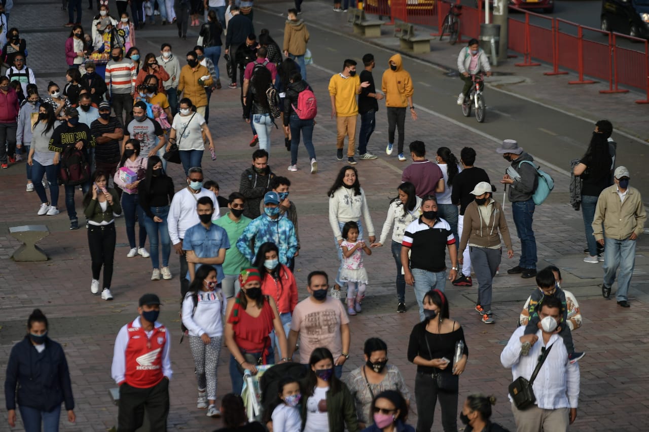 Aglomeraciones para la entrada a almacenes y centros comerciales de la capital.