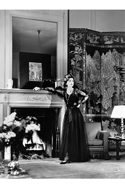 Gabrielle Chanel fue una diseñadora de moda y empresaria francesa creadora de la marca Chanel.