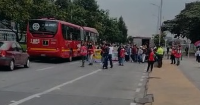 Dueños de los locales Justo y Bueno protestaron en la Calle 26, en Bogotá
