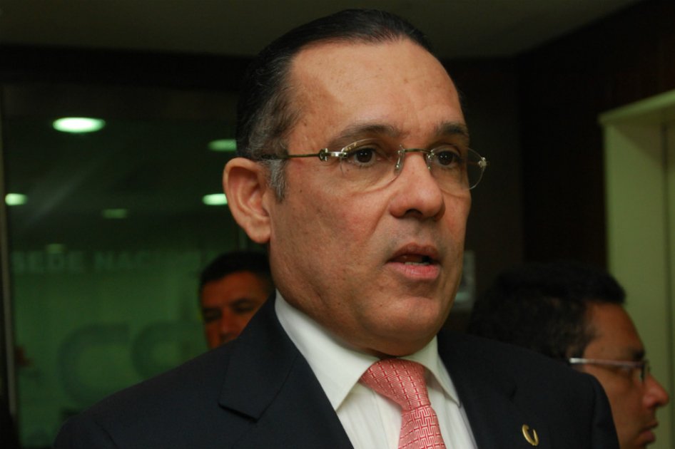 Conservadores impulsan defensa a militares