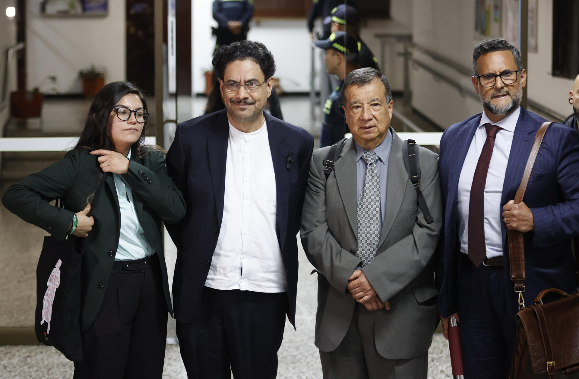 AME6077. BOGOTÁ (COLOMBIA), 28/07/2025.- El senador de Colombia Iván Cepeda (2-i), su abogado Reinaldo Villalba (2-d) y el abogado Miguel Ángel del Río Malo (d) posan al finalizar la audiencia contra el expresidente colombiano Álvaro Uribe este lunes, en Bogotá (Colombia). La jueza Sandra Heredia condenó a Uribe por los delitos de soborno en actuación penal y fraude procesal y absuelto del de soborno simple. EFE/ Mauricio Dueñas Castañeda