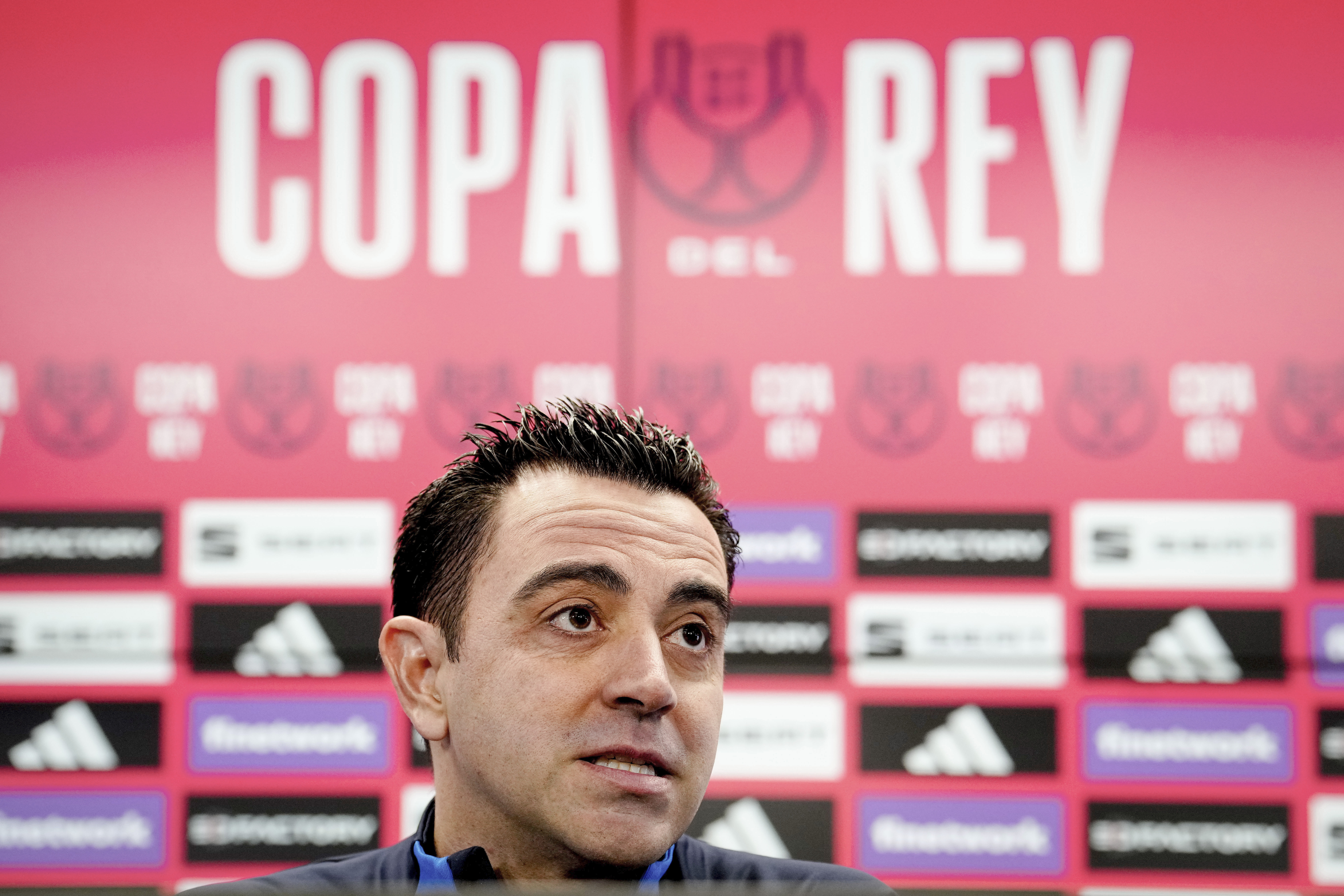 GRAFCAT6884. SANT JOAN DESPÍ (BARCELONA), 01/03/2023.- El entrenador del FC Barcelona, Xavi Hernández, durante la rueda de prensa posterior al entrenamiento del equipo azulgrana este miércoles en la ciudad deportiva Joan Gamper para preparar el partido de ida de semifinales de Copa del Rey que mañana jugarán ante el Real Madrid. EFE/Enric Fontcuberta.