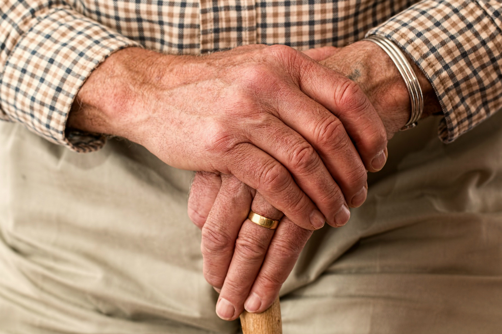 Mujer golpeó a un anciano mexicano de 92 años en Estados Unidos