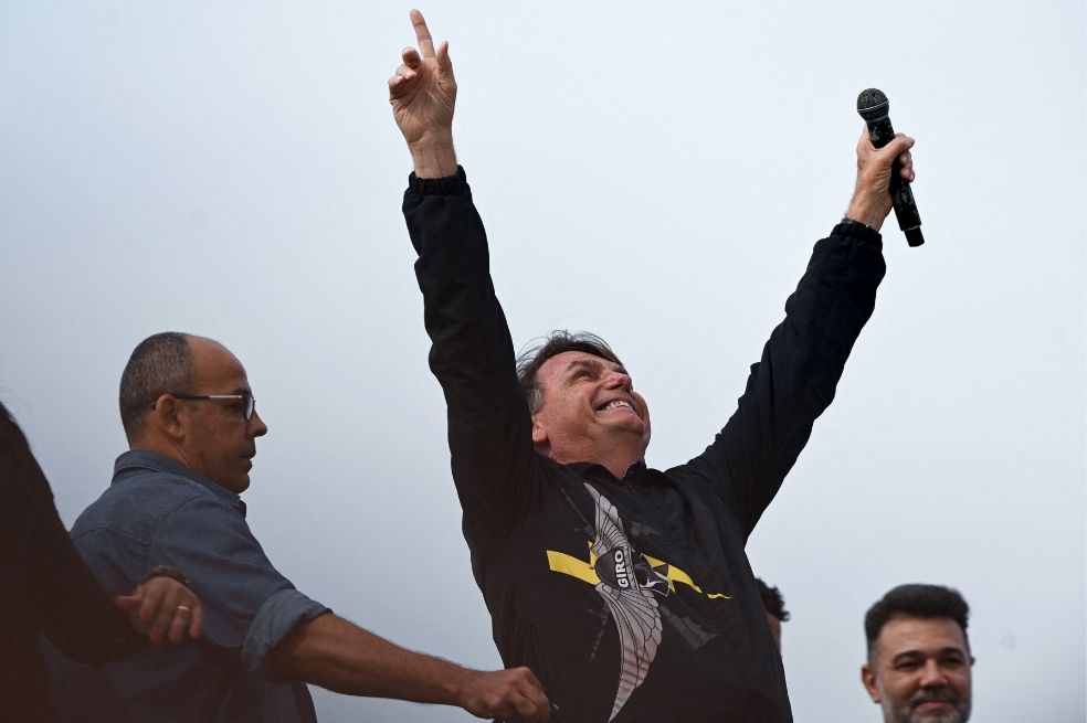 Tras una media hora de trayecto, las motos se pararon unos minutos y Bolsonaro, con su casco pero sin mascarilla, se puso delante de su vehículo a saludar a la multitud.