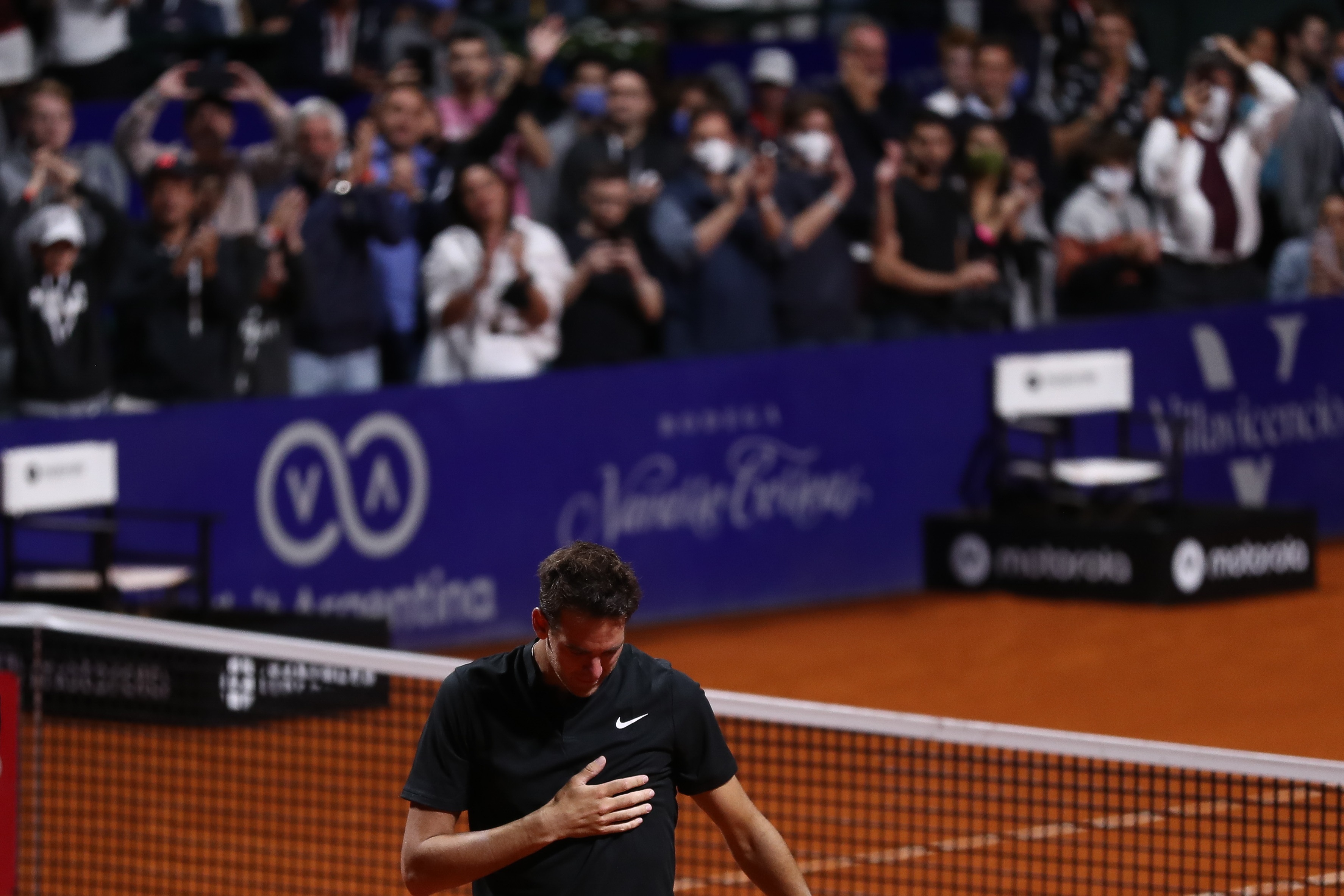 AMDEP6201. BUENOS AIRES (ARGENTINA), 08/02/2022.- El argentino Juan Martín del Potro se despide del público tras perder ante el argentino Federico Delbonis hoy, en un juego del Abierto de Argentina en el Buenos Aires Lawn Tennis Club en Buenos Aires (Argentina). Del Potro vuelve a jugar tras 965 días y pierde ante Delbonis por 6-1 y 6-3 EFE/Juan Ignacio Roncoroni