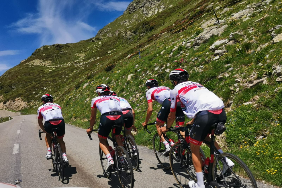 Tres colombianos retirados de la Vuelta a Burgos por posible COVID-19