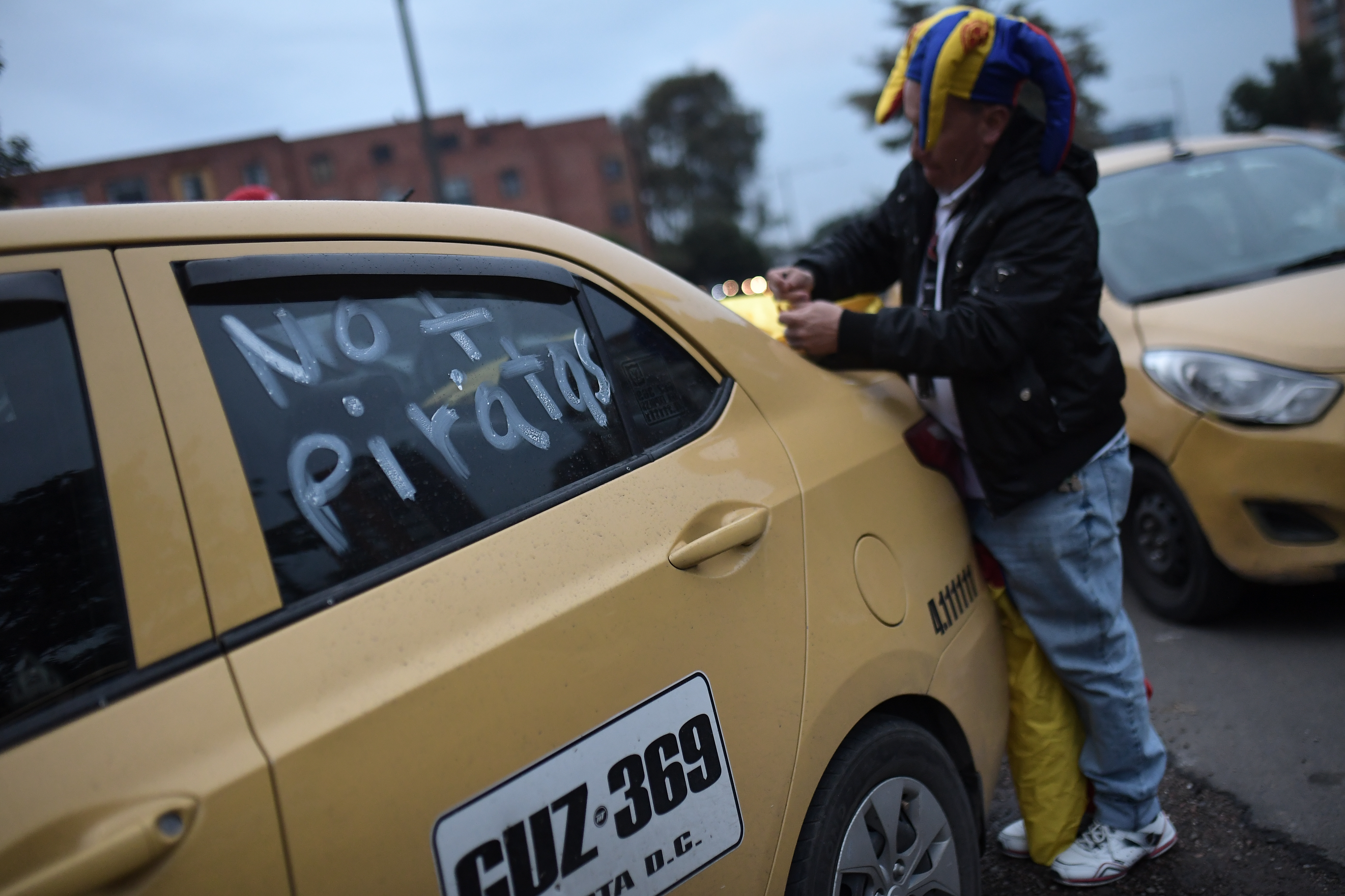 Buses vandalizados y vías bloqueadas: balance inicial del paro de taxistas