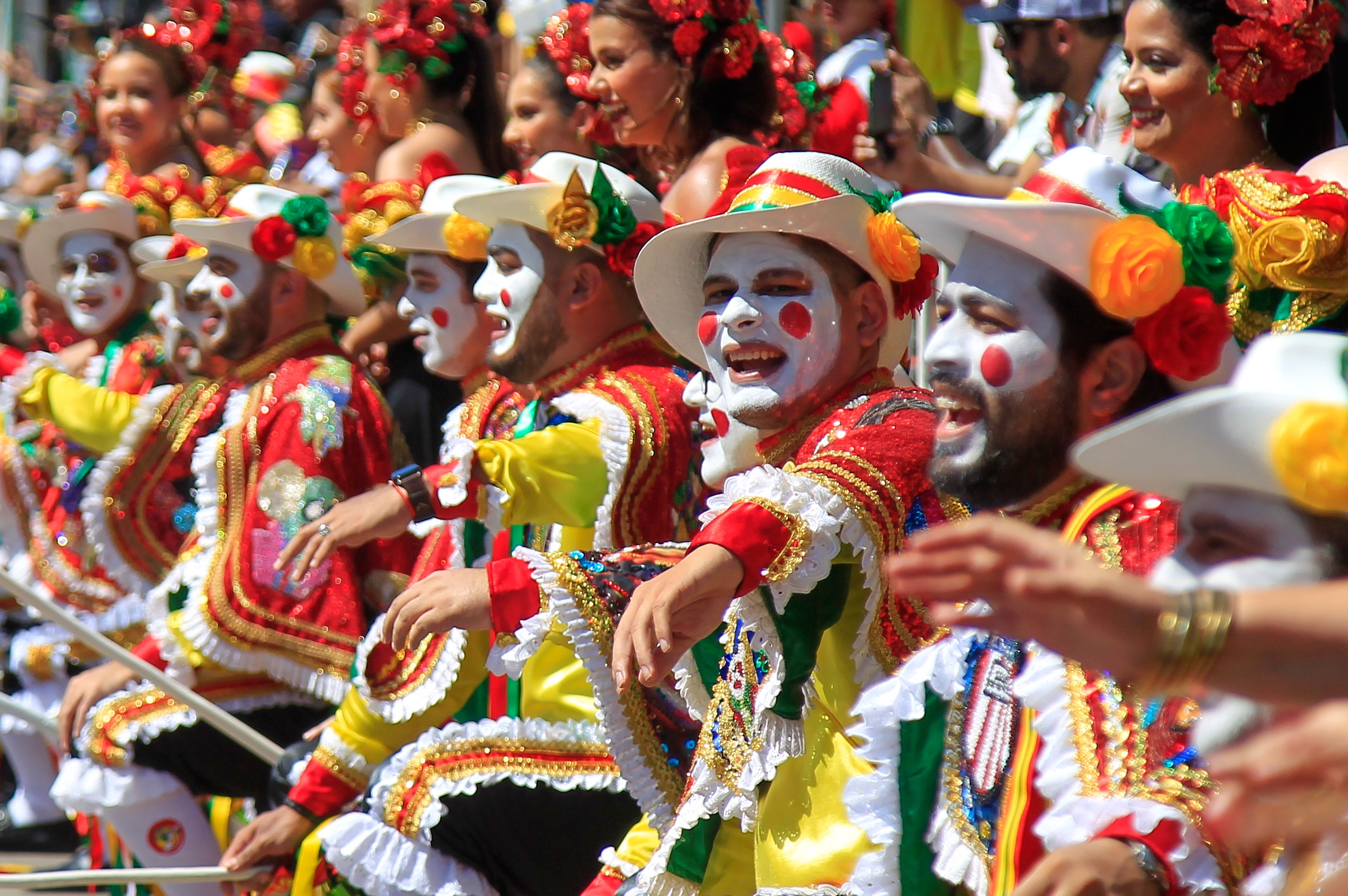 AME5930. BARRANQUILLA (COLOMBIA), 19/02/2023.- Miembros de una comparsa participan hoy en la Gran Parada de Tradición, el segundo desfile del Carnaval de Barranquilla, que representa la esencia de esta festividad, la más representativa y popular del país, en Barranquilla (Colombia). Con una gran puesta en escena bajo la idea de "una tradición hecha patrimonio", el Carnaval de Barranquilla celebró este domingo su segundo gran desfile por el Cumbiódromo de la Vía 40, en el cual se le rindió homenaje a las danzas especiales y de relación. EFE/ Ricardo Maldonado Rozo