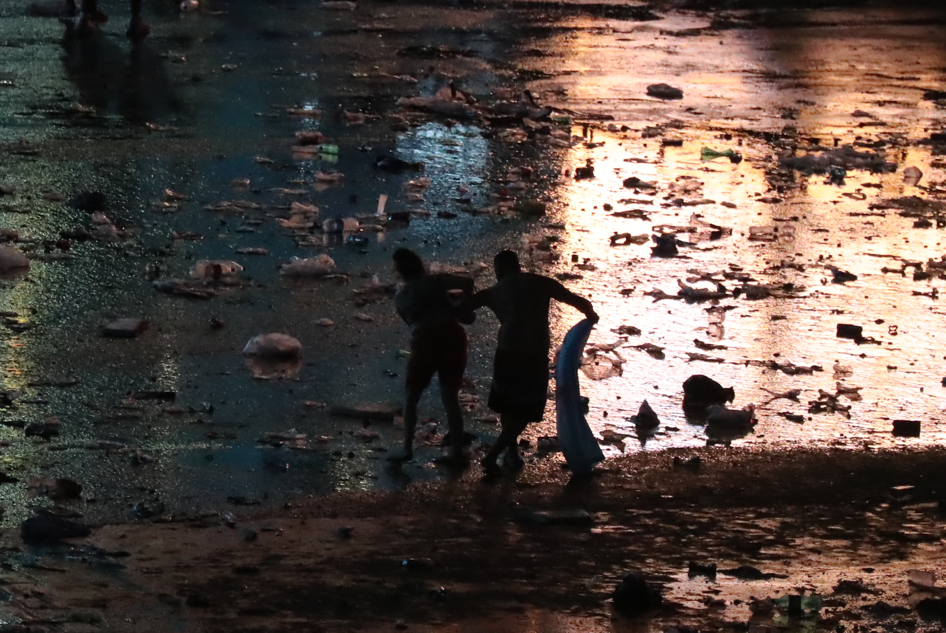 AME2170. BUENO AIRES (ARGENTINA), 20/12/2022.- Una pareja camina durante los disturbios hoy, tras las celebraciones por el triunfo de la selección en el Mundial Qatar 2022 en Buenos Aires (Argentina). Serios disturbios se registraron en la noche de este martes en los alrededores del Obelisco, en pleno centro de Buenos Aires, tras los multitudinarios festejos para recibir a la selección argentina de fútbol, vencedora en Qatar 2022. EFE/Raúl Martínez