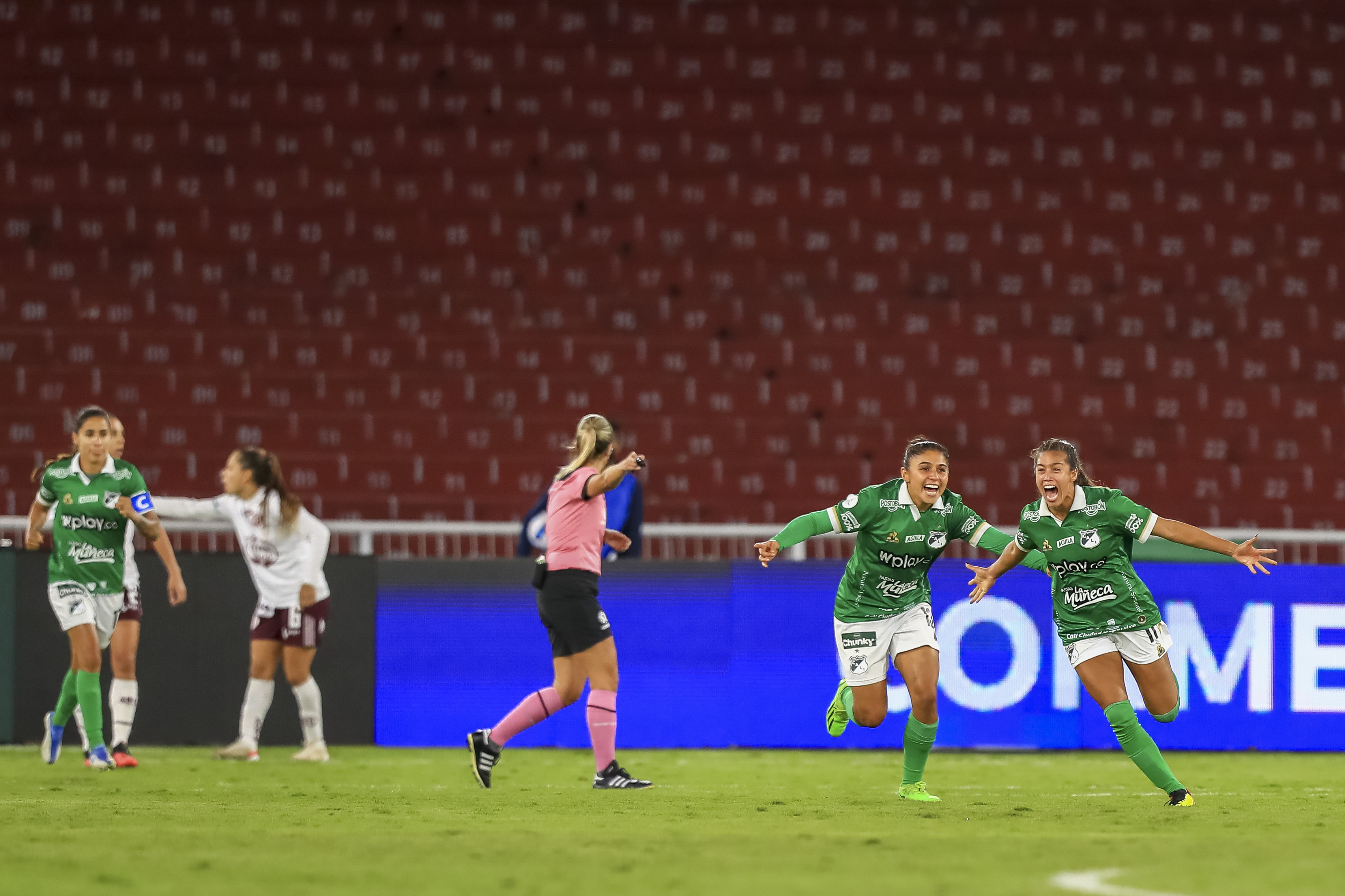 AME7256. QUITO (ECUADOR), 22/10/2022.- La jugadora del Deportivo Cali de Colombia, Elexa Bahr (i), celebra el segundo gol anotado al Ferroviaria de Brasil, durante un partido de la Copa Libertadores Femenina, hoy en Quito (Ecuador). EFE/José Jácome