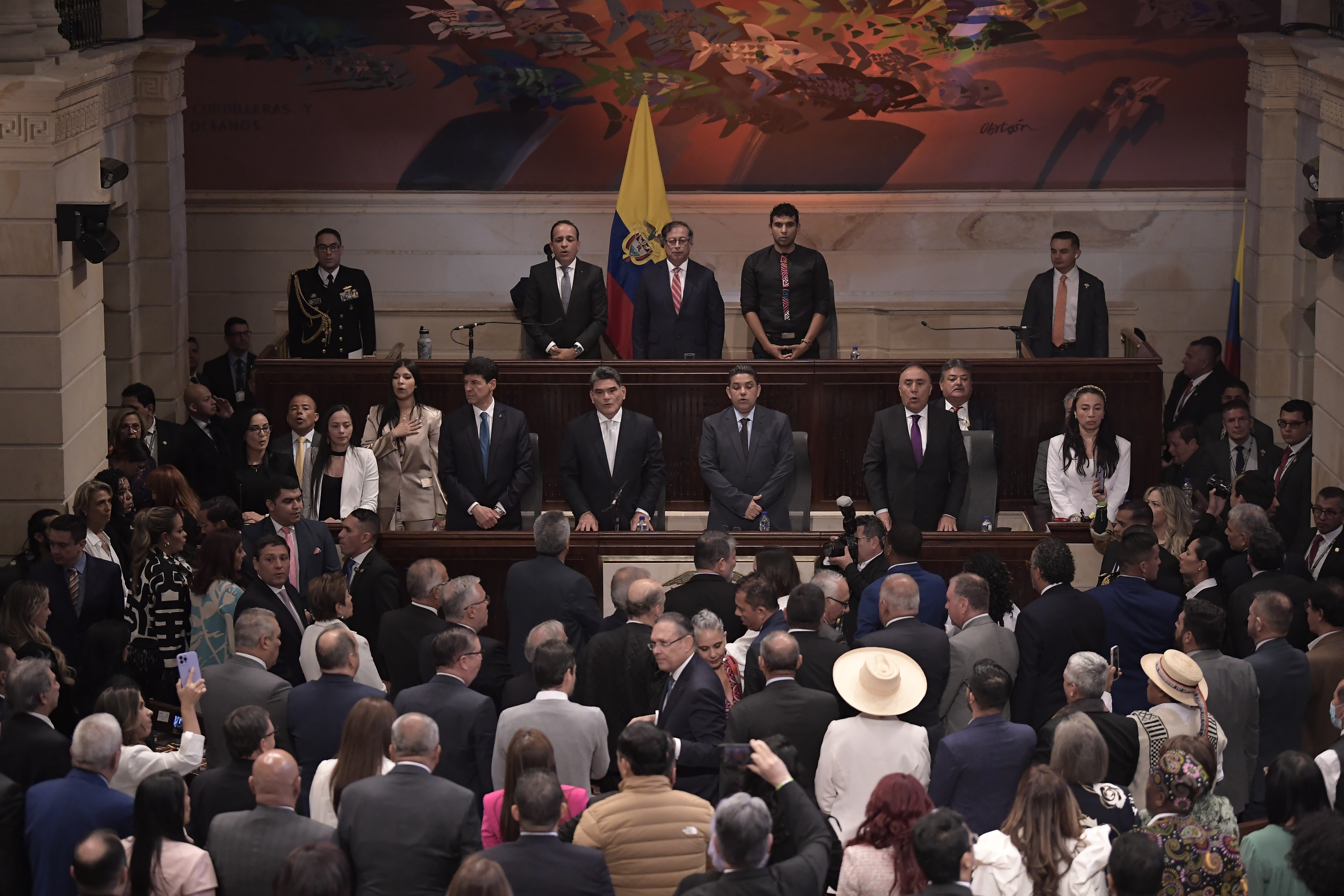 Los funcionarios estatales que ganan más que los congresistas tras el recorte salarial