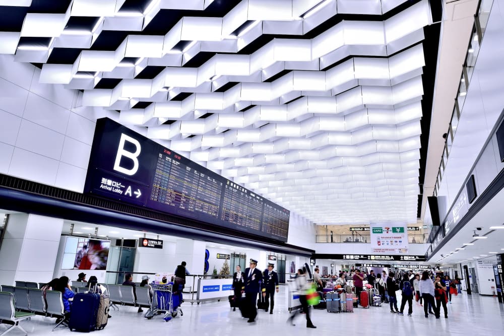 El Aeropuerto Internacional de Narita, principal puerta de entrada a Japón, destaca por sus modernas instalaciones y amplia oferta de servicios. Cuenta con numerosas tiendas, restaurantes y espacios de descanso, además de miradores gratuitos donde los viajeros pueden observar el despegue y aterrizaje de aviones. También ofrece una variada experiencia gastronómica, desde comida tradicional japonesa hasta opciones internacionales, y está bien conectado con Tokio a través de trenes como el Narita Express y otros medios de transporte.