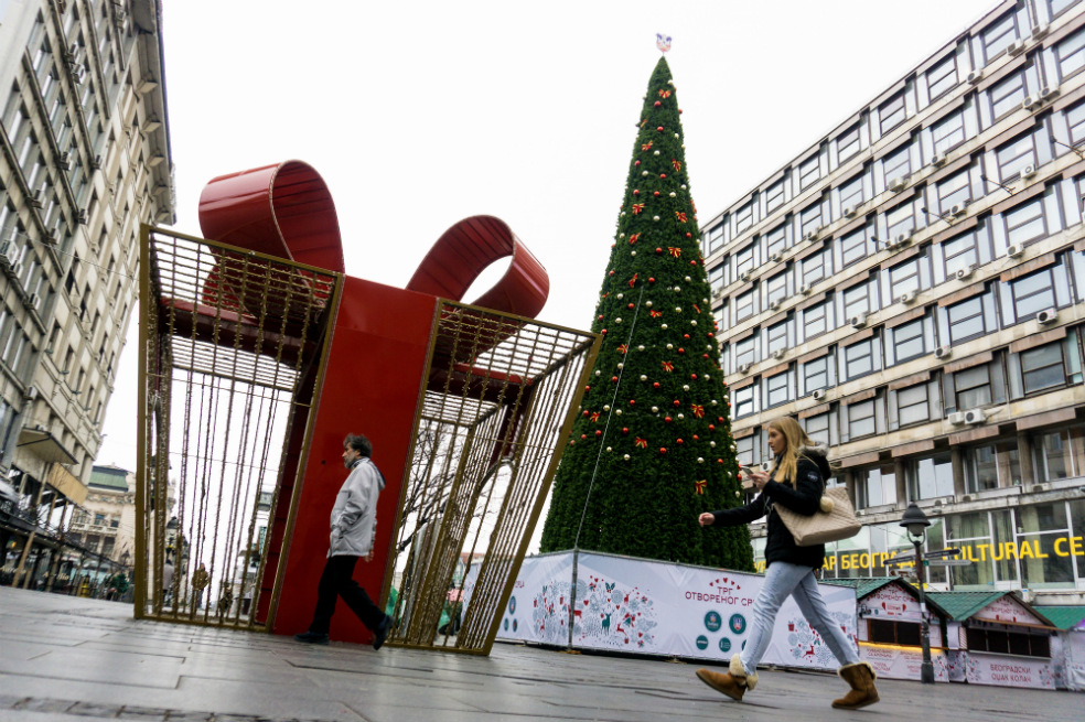 Un árbol de Navidad de 83.000 euros suscita indignación