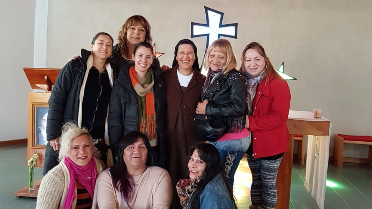 La Casita de Encuentro —como se llama el hogar y centro comunitario que ella ayudó a fundar— sigue en pie. Hoy acoge a las más vulnerables, con talleres, un comedor, duchas y acompañamiento.