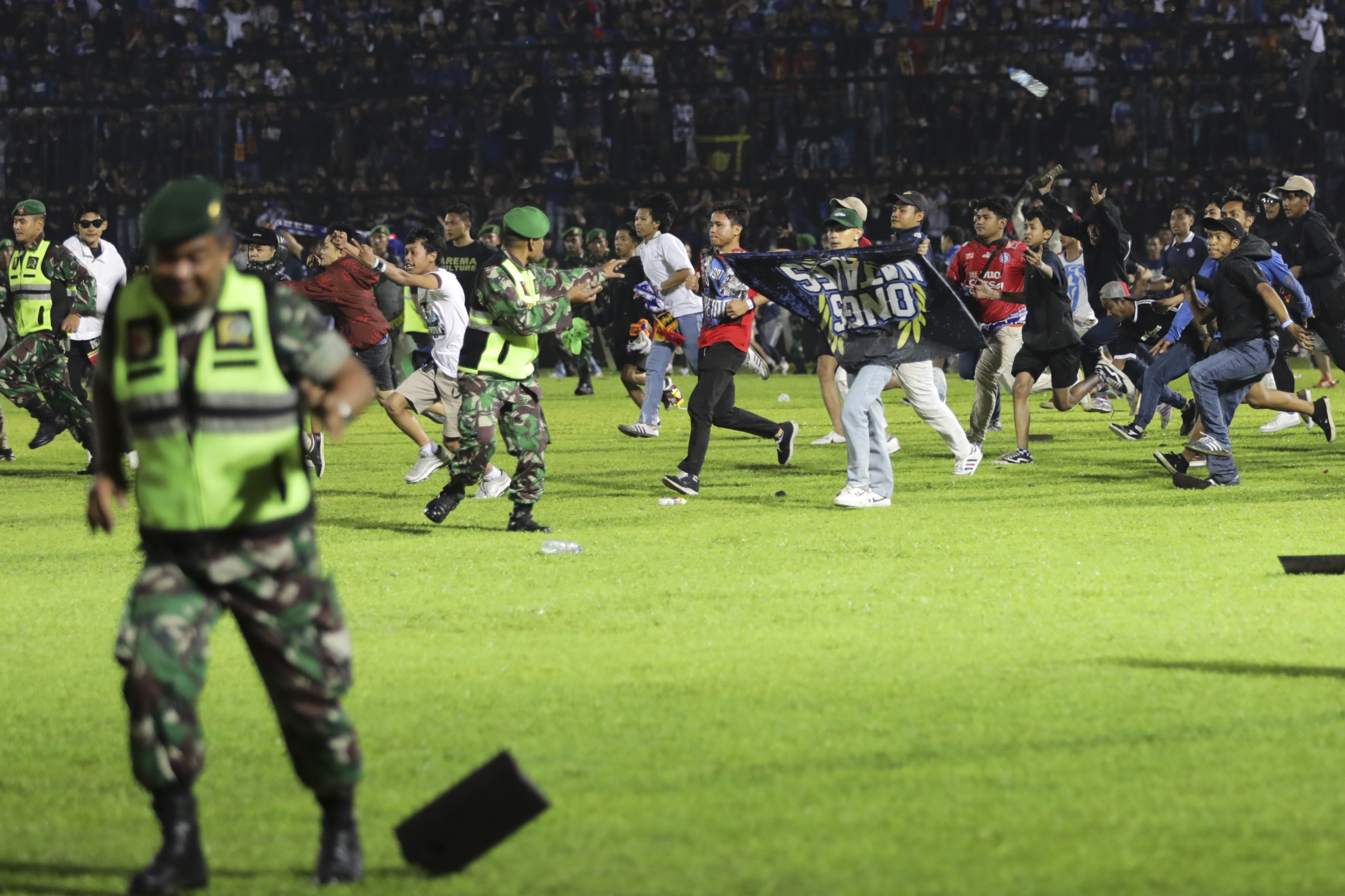 Catástrofe en el fútbol de Indonesia deja 125 muertos; estas son las razones