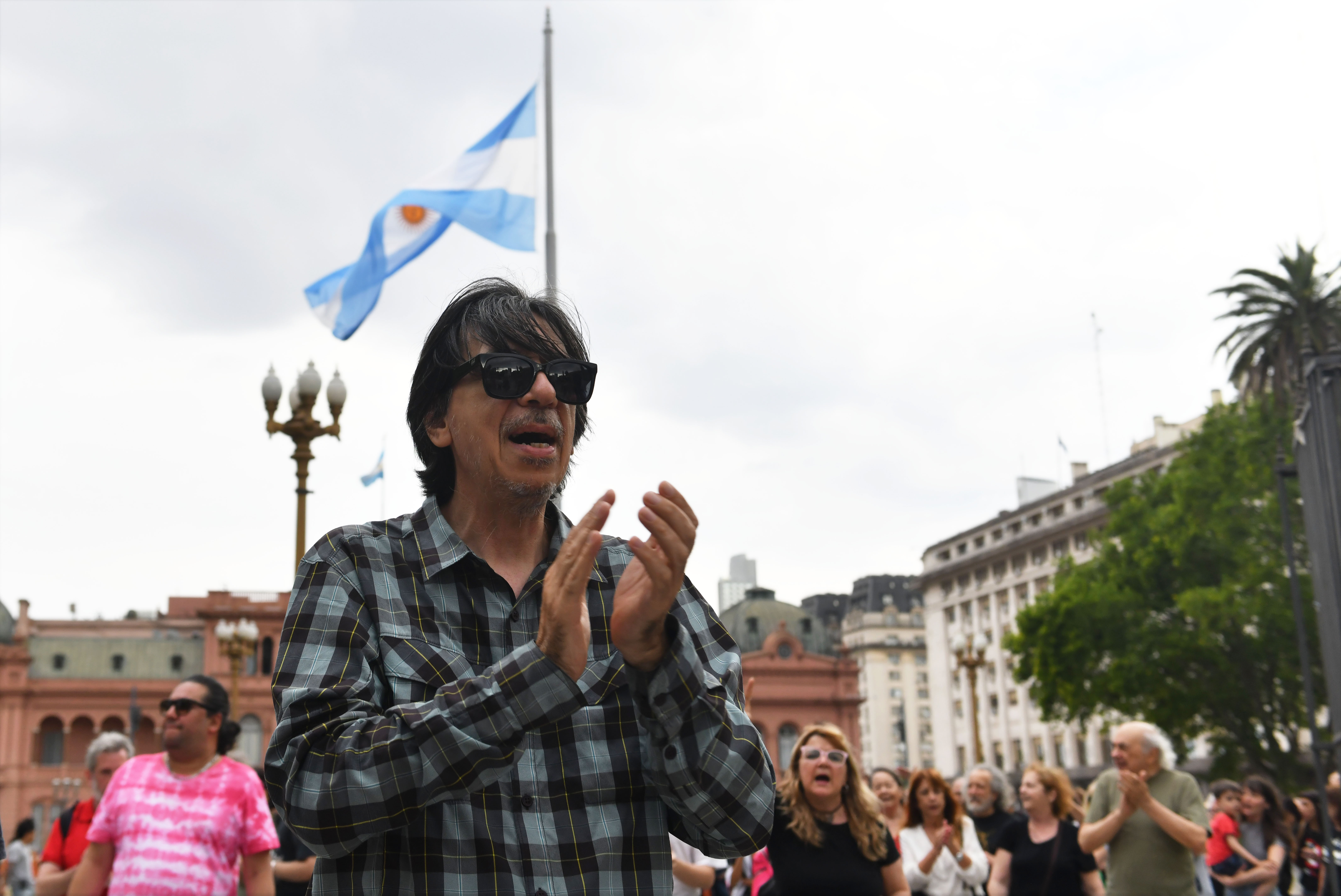 AME4808. BUENOS AIRES (ARGENTINA), 20/11/2022.- Decenas de personas se reúnen en la Plaza de Mayo para rendir homenaje a la activista Hebe de Bonafini, hoy, en Buenos Aires (Argentina). Agrupaciones defensoras de los derechos humanos junto a familiares de personas desaparecidas se dieron cita este domingo para girar alrededor de la pirámide de Mayo como un acto de respeto y homenaje tras la muerte de Hebe de Bonafini, presidenta de la asociación argentina Madres de Plaza de Mayo. Bonafini (1928-2022), de 93 años, falleció este domingo en el Hospital Italiano de La Plata, capital de la provincia de Buenos Aires, en donde llevaba varios días internada debido al agravamiento de sus enfermedades crónicas. EFE/ Enrique García Medina