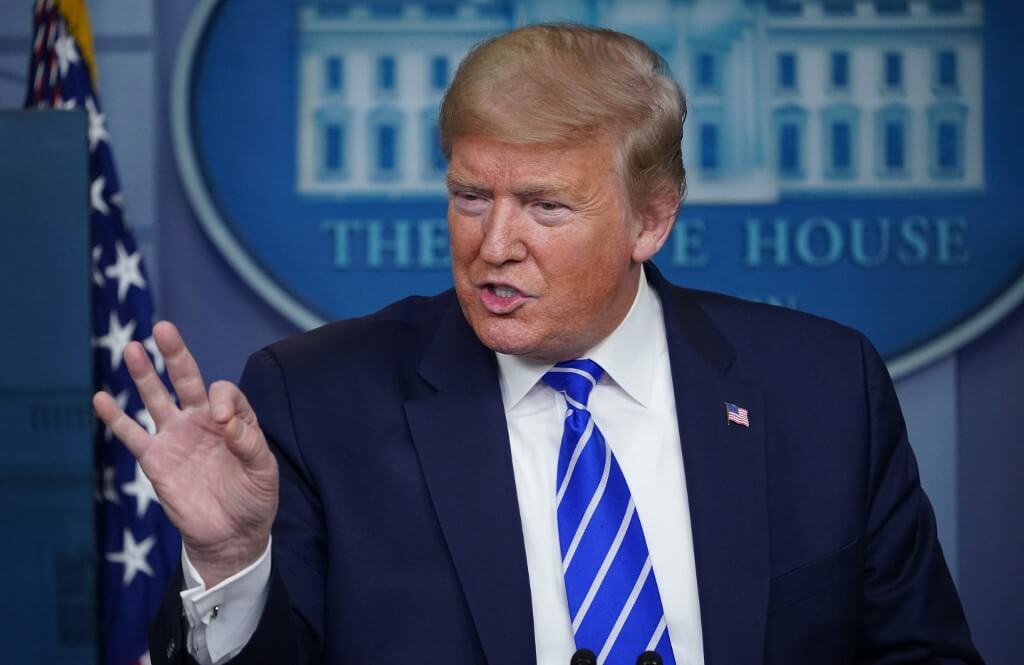 Trump sugiere tratar al coronavirus con “inyección de desinfectante” o “luz solar”