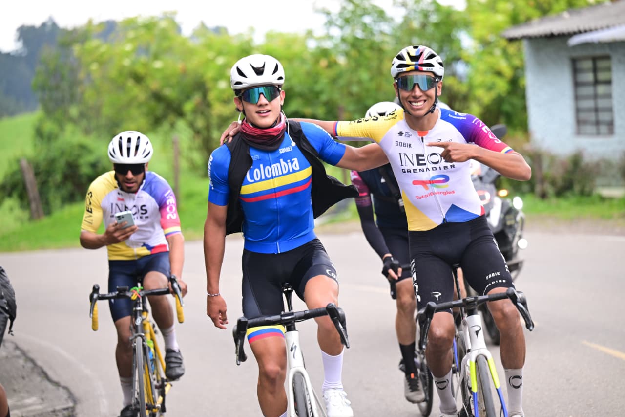 Los ciclistas aficionados buscaron a Egan Bernal para tomarse fotos a lo largo del recorrido.