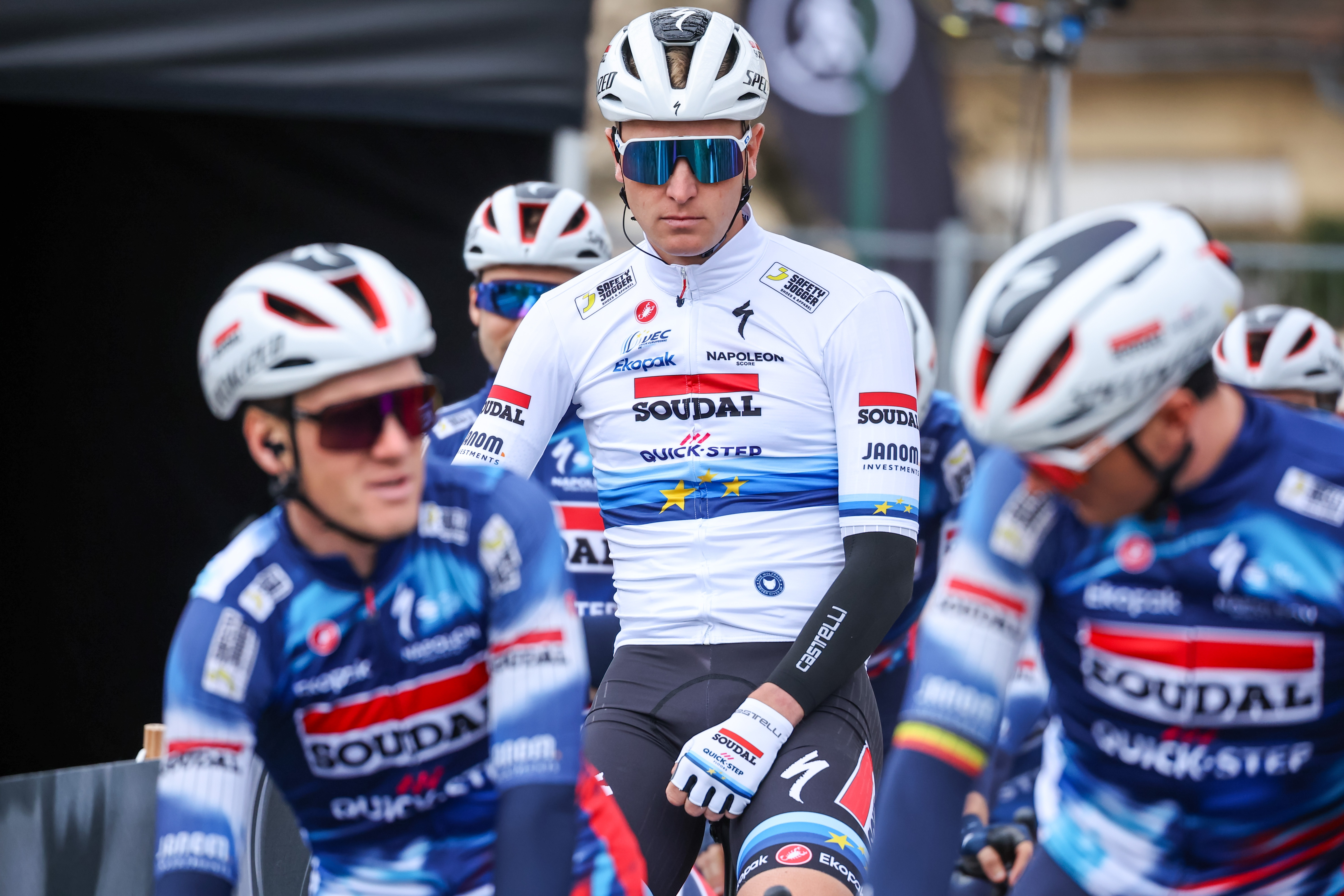 LE PERRAY EN YVELINES (France), 09/03/2025.- Belgian rider Tim Merlier (C) of team Soul Quick-Step before the start of the 1st stage of the Paris Nice cycling race over 156.1km from Le Perray-en-Yvelines to Le Perray-en-Yvelines, France, 09 March 2025. (Ciclismo, Francia, Niza) EFE/EPA/CHRISTOPHE PETIT TESSON