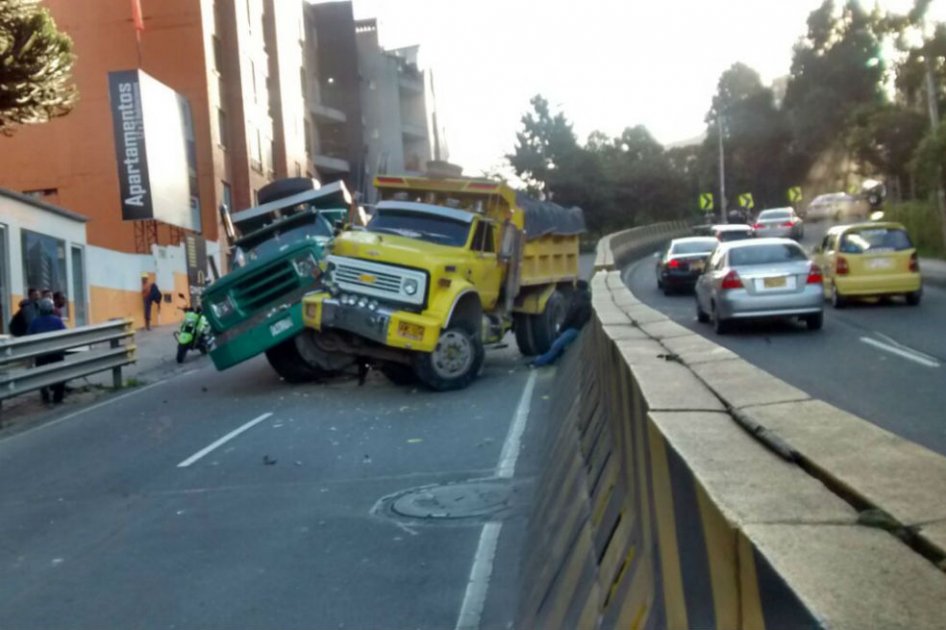 Choque entre dos volquetas paraliza movilidad en la Circunvalar