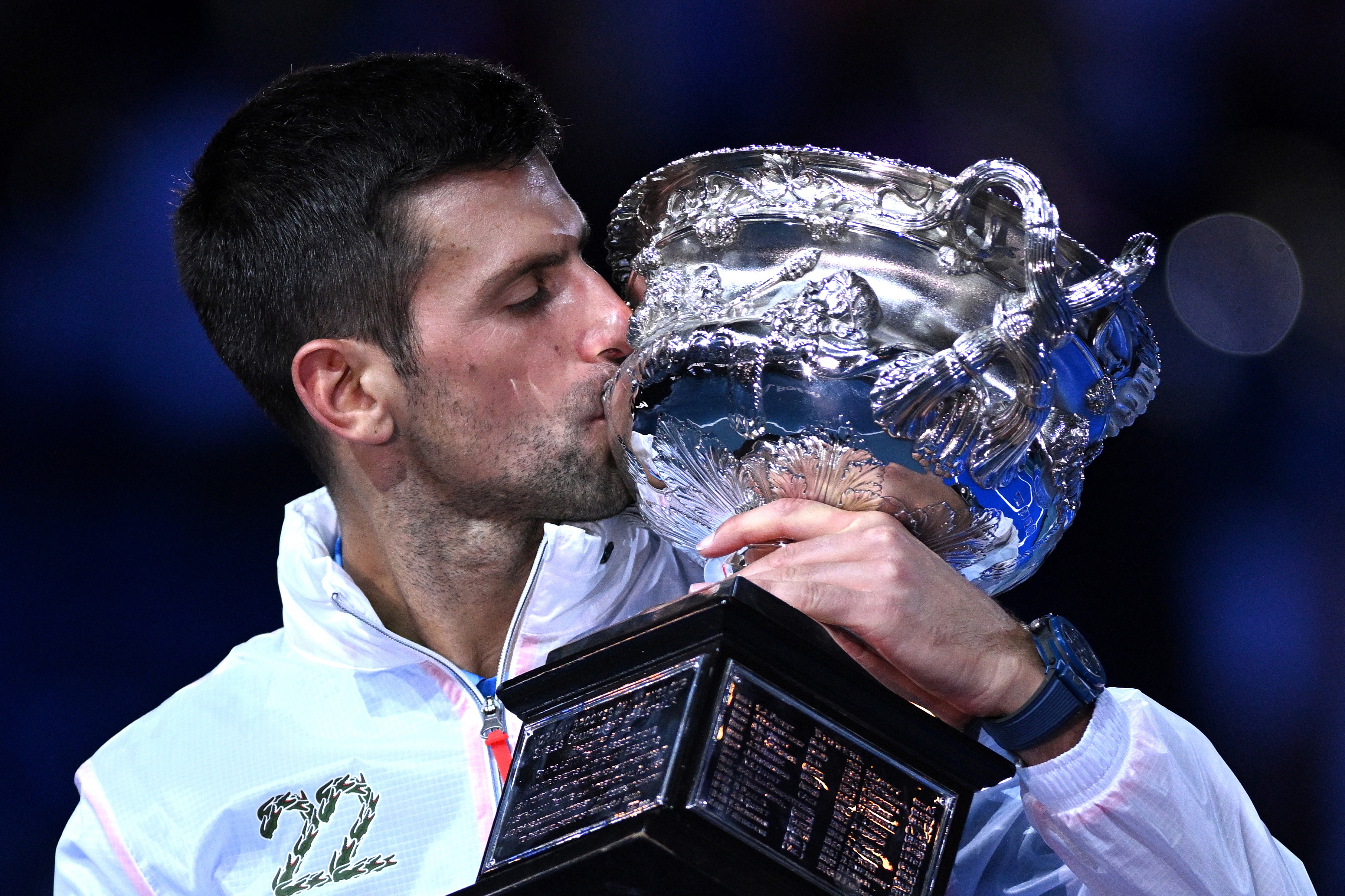 Melbourne (Australia), 29/01/2023.- Novak Djokovic of Serbia kisses the Norman Brookes Challenge Cup after winning the men'Äôs singles final against Stefanos Tsitsipas of Greece at the 2023 Australian Open tennis tournament in Melbourne, Australia, 29 January 2023. (Tenis, Abierto, Grecia) EFE/EPA/James Ross AUSTRALIA AND NEW ZEALAND OUT