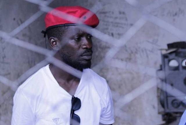 Coldplay, Blur, y más de 80 artistas piden la liberación del opositor ugandés Bobi Wine
