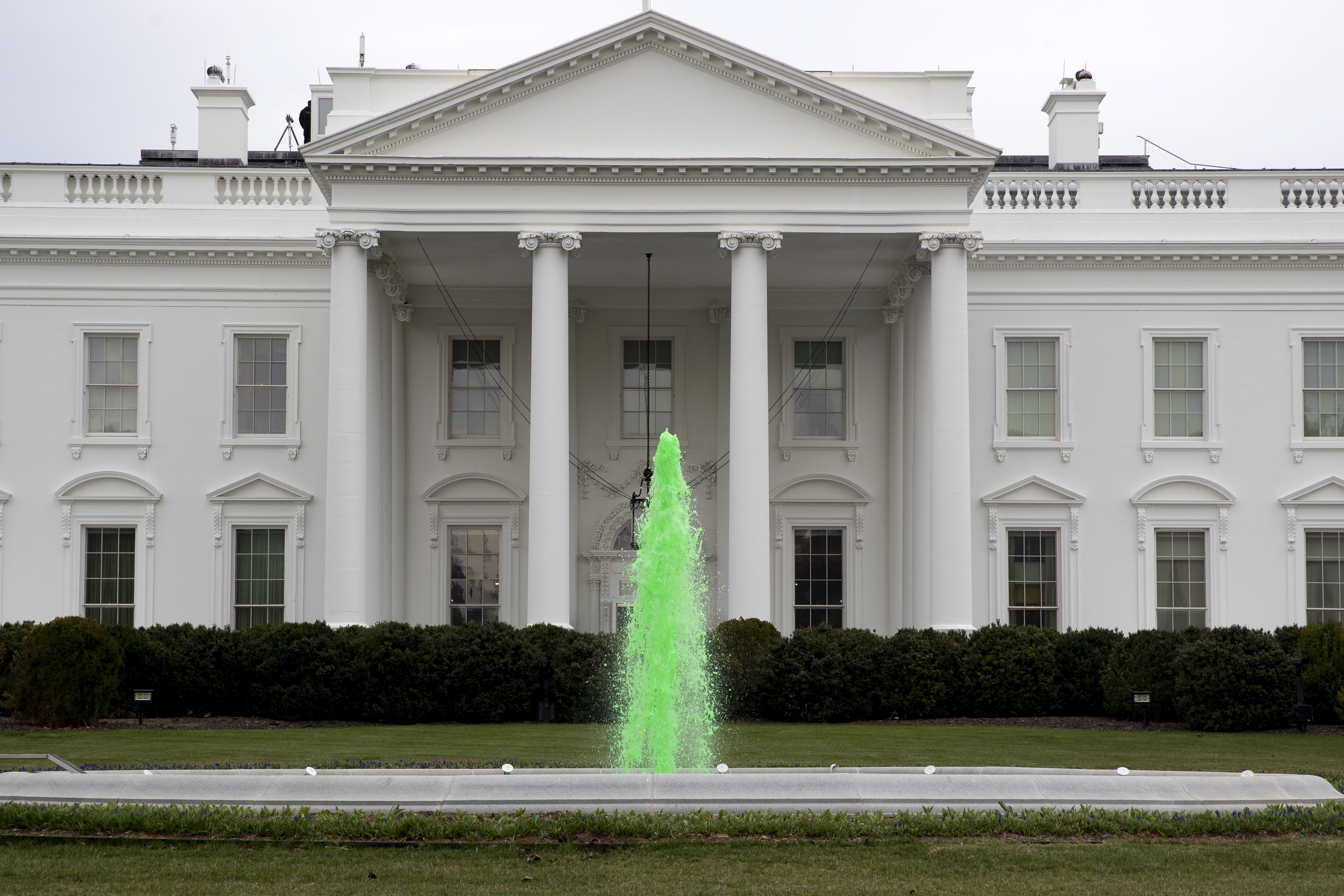 Washington (United States), 17/03/2023.- The fountain at the North Lawn of the White House is green to observe Saint Patrick's Day, in Washington, DC, USA, 17 March 2023. (Estados Unidos) EFE/EPA/MICHAEL REYNOLDS