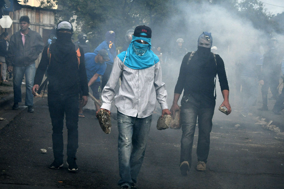 Manifestantes bloquean rutas en Honduras en protesta por reelección presidencial