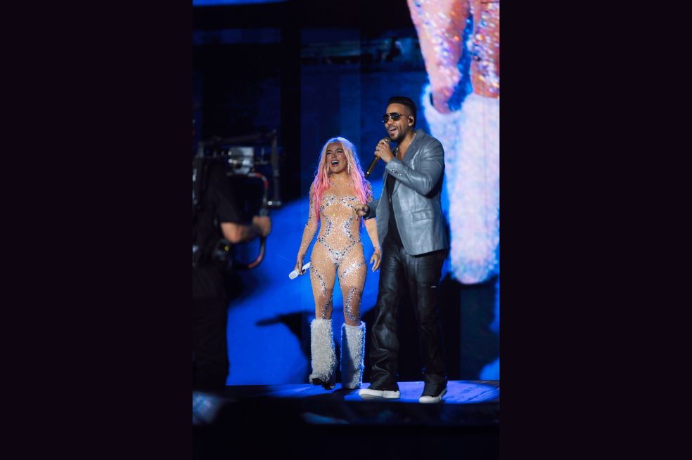El viernes 1 de diciembre, Karol G se subió al escenario con Romeo Santos para cantar “X si volvemos”.