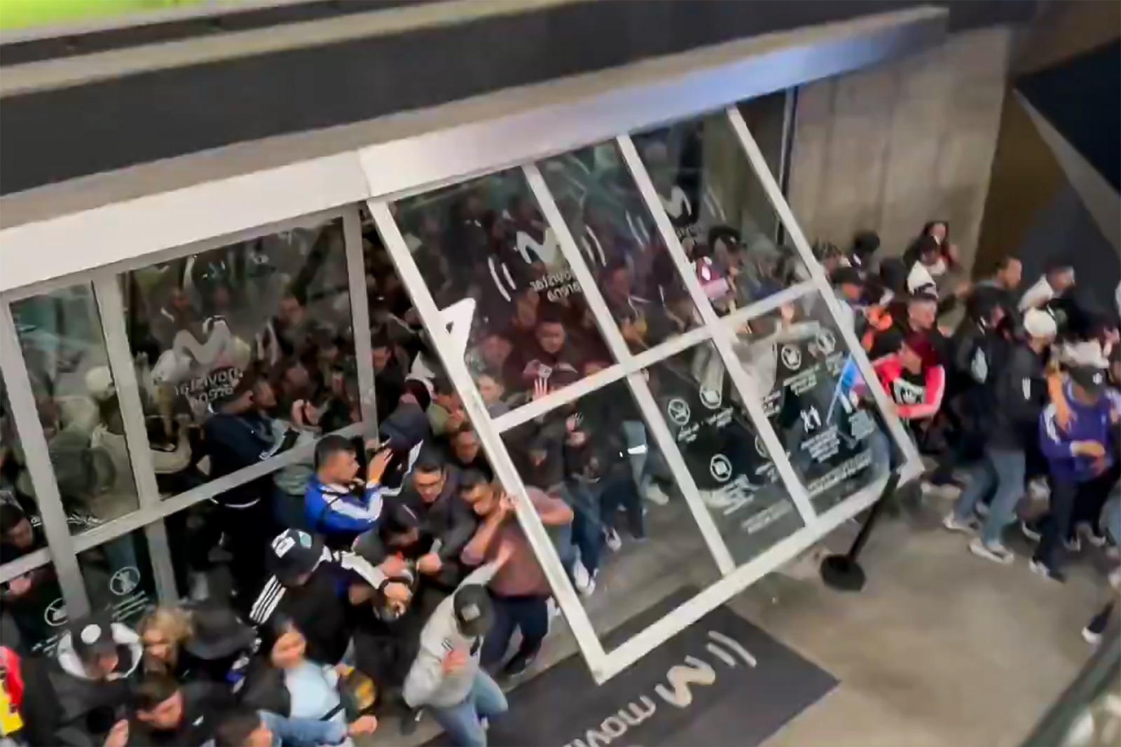 En la noche del 6 de agosto se registró una batalla campal, en le Movistar Arena, donde iba a tocar el grupo Damas Gratis. El saldo final fue de cuatro heridos y un barrista muerto.