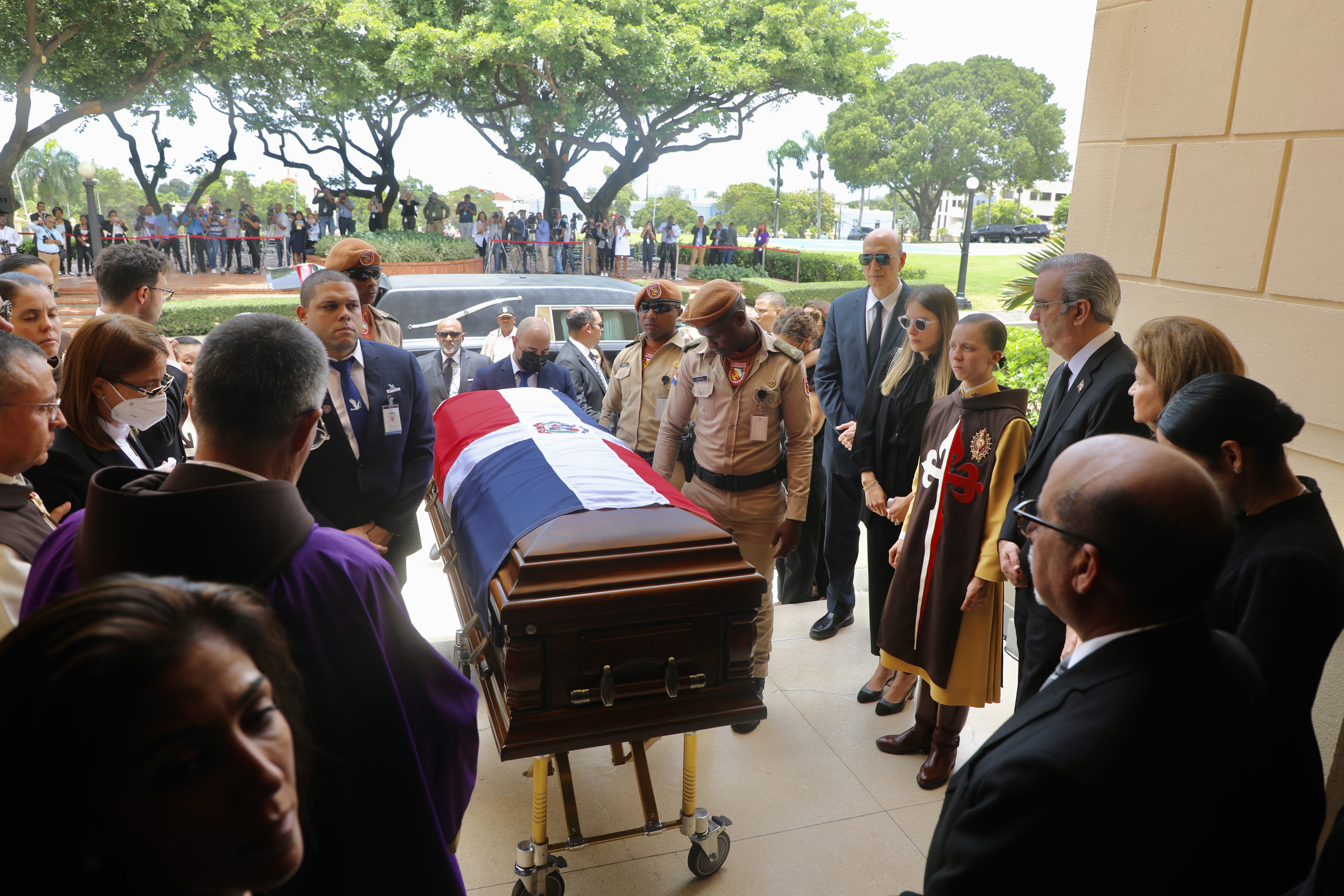 AME8569. SANTO DOMINGO (REPÚBLICA DOMINICANA), 07/06/2022.- Fotografía cedida hoy por la Presidencia de República Dominicana que muestra al mandatario Luis Abinader (d), junto a otros altos funcionarios y a los familiares, mientras asisten a una misa por el asesinado ministro de Medio Ambiente, Orlando Jorge Mera, en el Palacio Nacional en Santo Domingo (República Dominicana). Los restos del ministro Mera, asesinado el lunes en su despacho por un amigo, fueron llevados este martes al Palacio Nacional, donde se ofició una misa en su honor en presencia del presidente Luis Abinader y representantes del Gobierno. EFE/ Presidencia de la República Dominicana /SOLO USO EDITORIAL /SOLO DISPONIBLE PARA ILUSTRAR LA NOTICIA QUE ACOMPAÑA (CRÉDITO OBLIGATORIO)