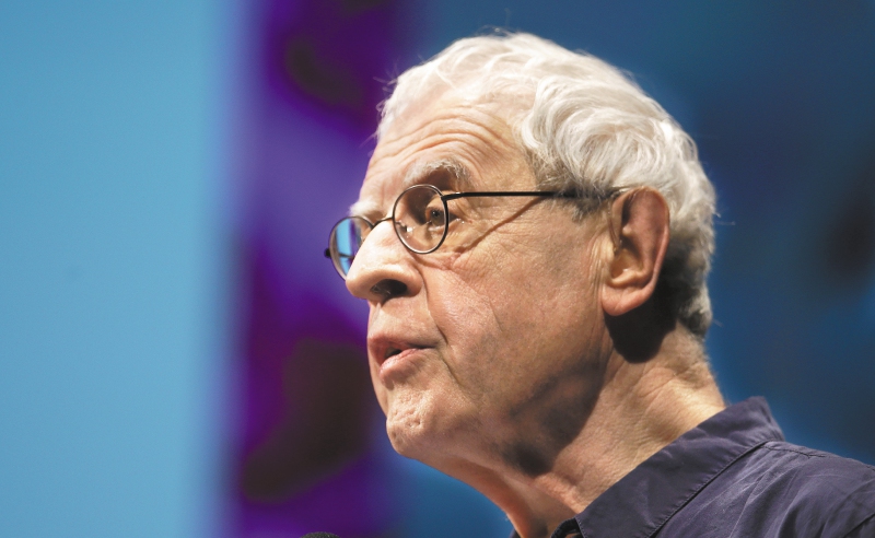 Charles Simic: “No se puede borrar el pasado, es lo que nos da forma”