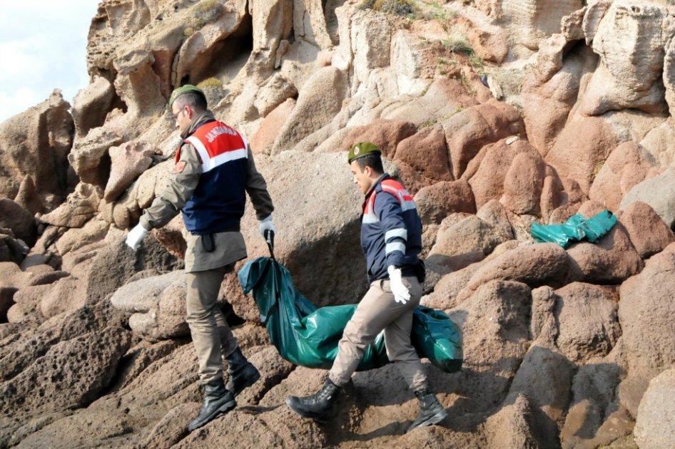 Autoridades recogen los cuerpos de las personas fallecidas.