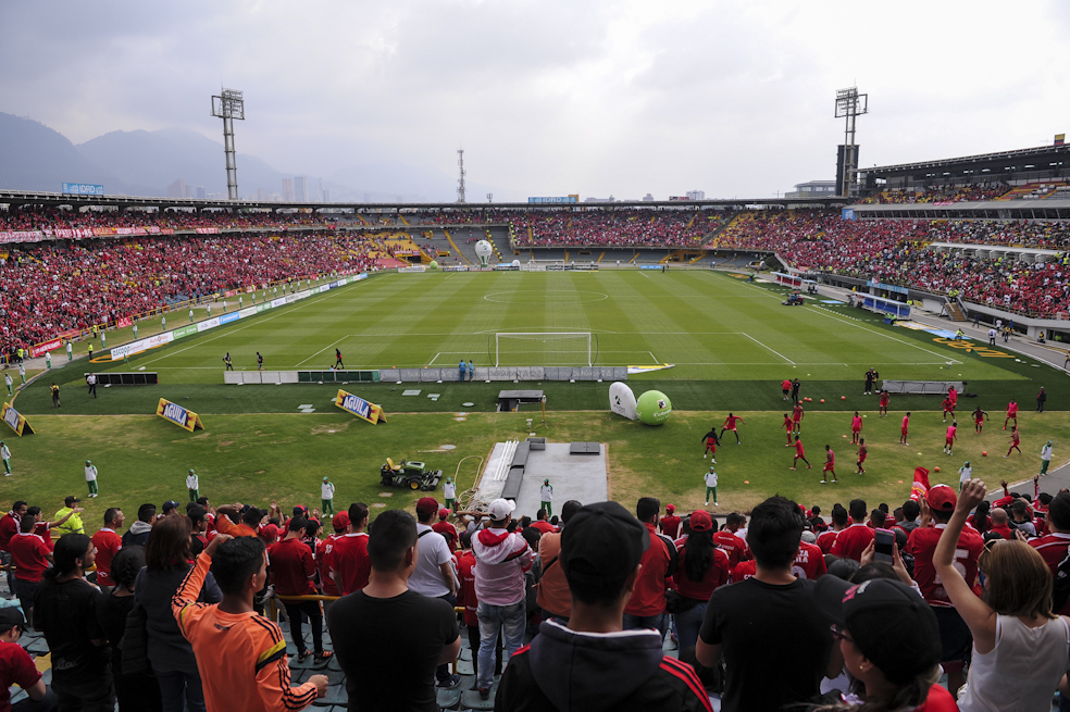 Fiesta roja en El Campín: así vivieron los hinchas el triunfo de América