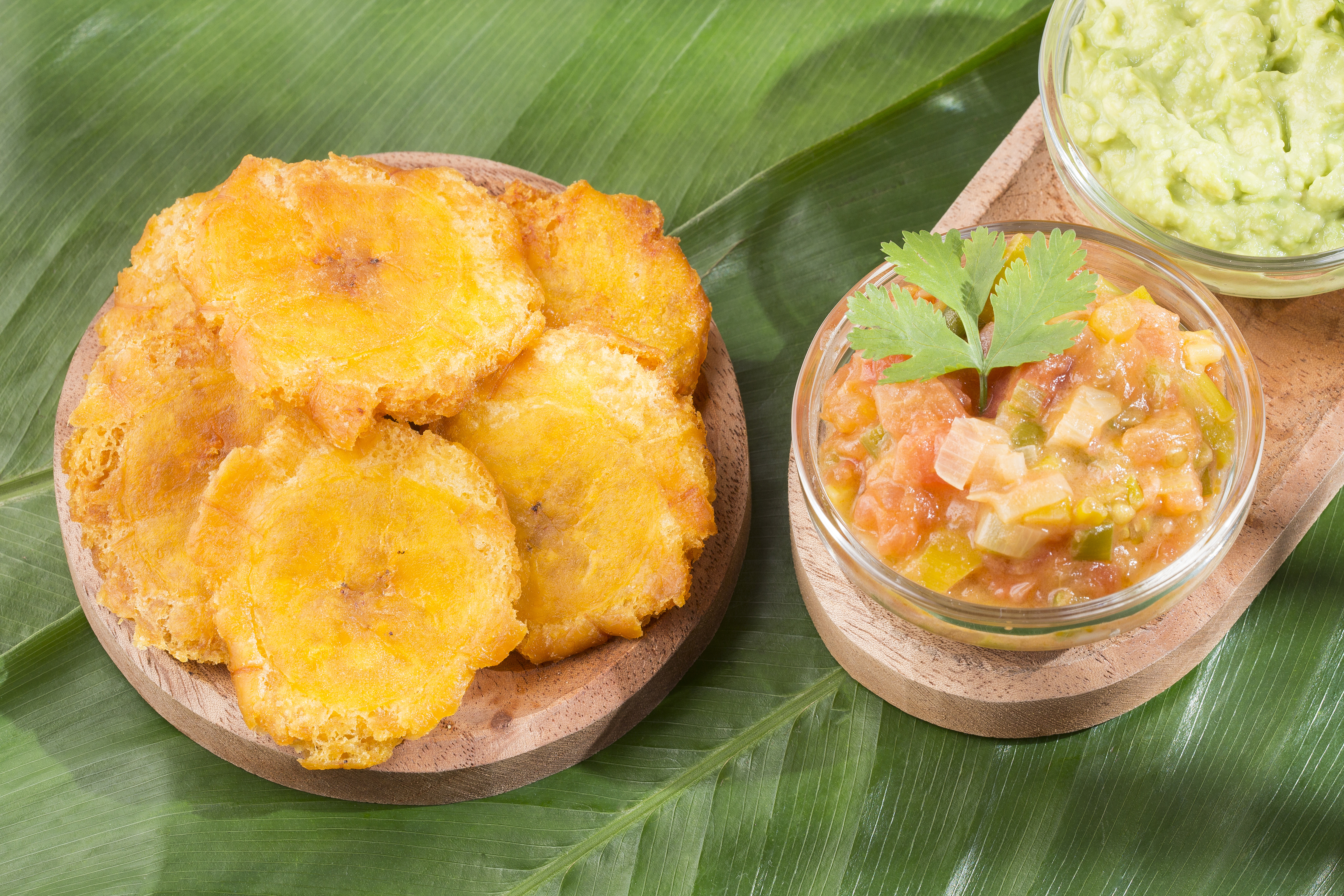 Patacones con queso costeño y hogao: receta fácil y crujiente