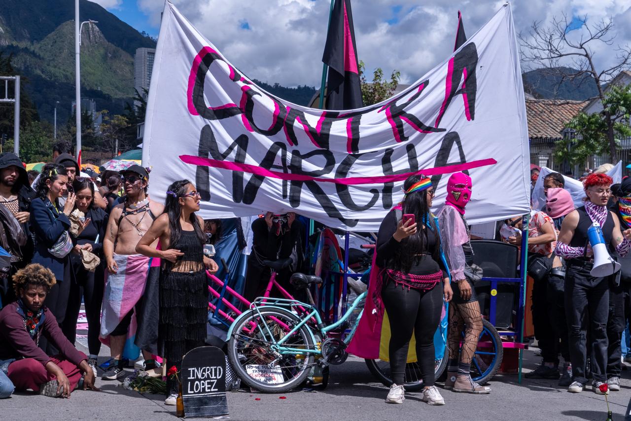 Mientras miles de personas se preparan para llenar las calles del centro de Bogotá con banderas arcoíris, tambores y música este domingo 29 de junio para celebrar la diversidad, otra movilización tomará una ruta alterna para cuestionar la inacción estatal en la defensa de los derechos LGBTIQ+.