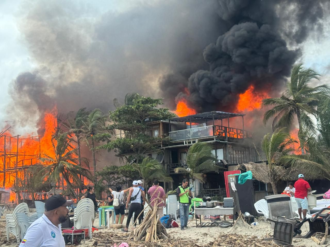 Incendio arrasa complejo turístico en Mendihuaca y deja en ruinas a decenas de familias