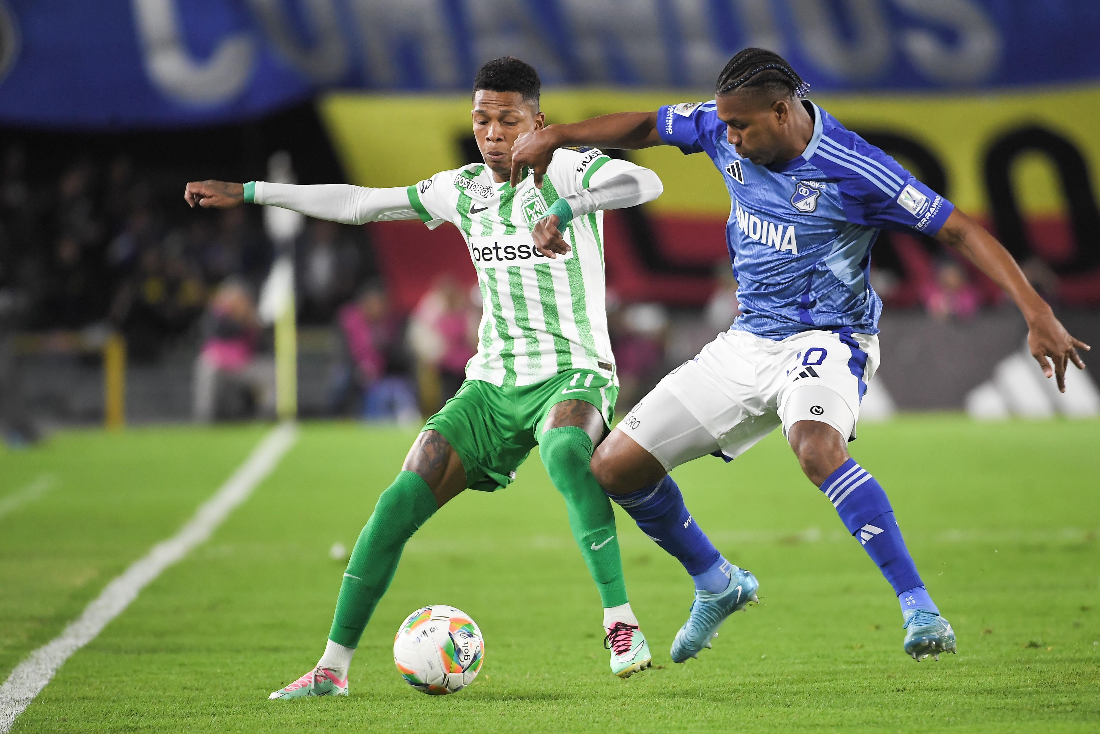 Danovis Banguero (Millonarios), quien estrelló un remate en el palo en los minutos finales, presiona a Billy Arce, de Nacional.