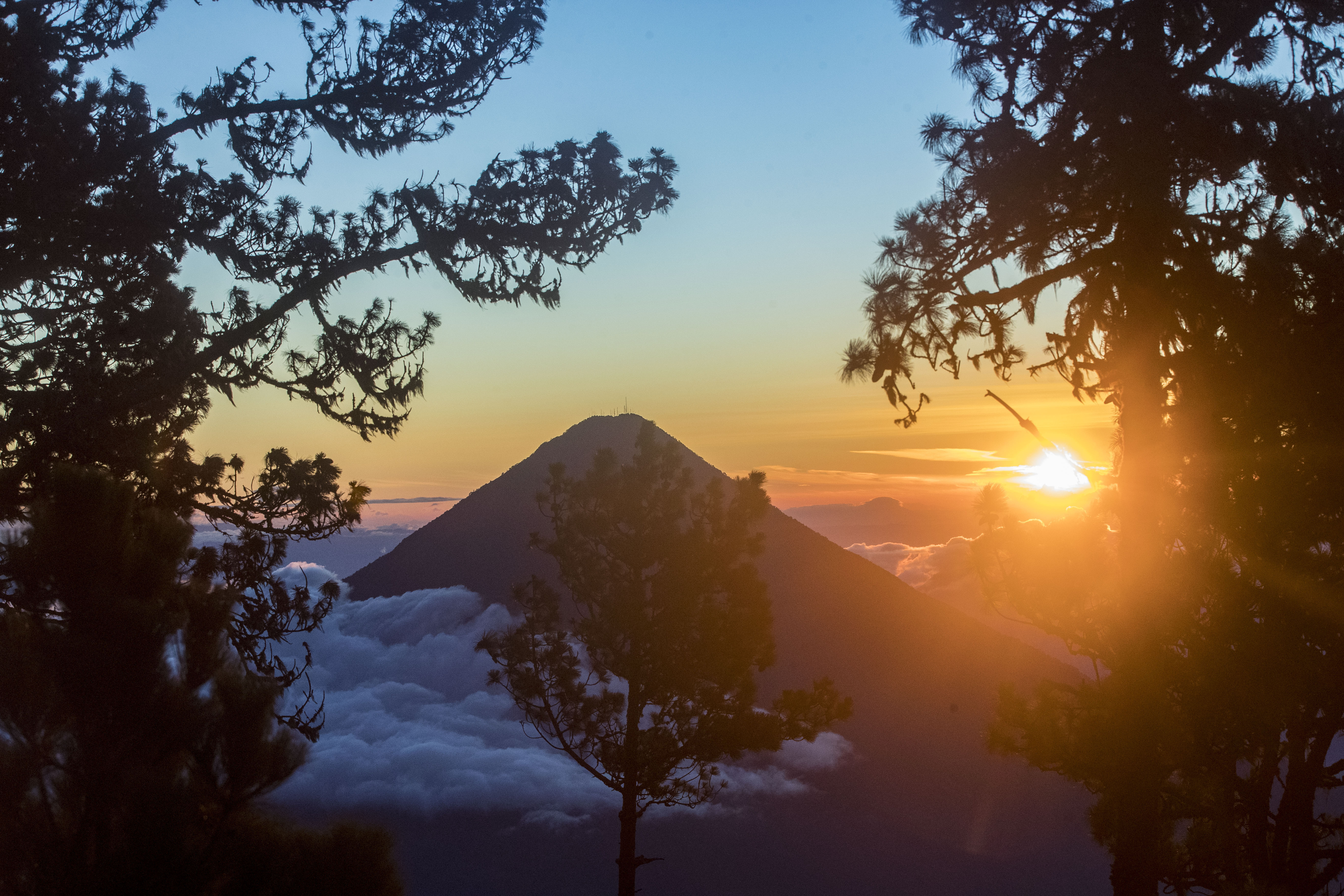ACOMPAÑA CRÓNICA: GUATEMALA TURISMO GU3002. ACATENANGO (GUATEMALA), 18/11/2022.- Fotografía que muestra el volcán Acatenango desde un campamento, el 13 de enero de 2023 en Acatenango (Guatemala). Después de lo peor de la pandemia de la covid-19, el volcán de Acatenango, en el centro de Guatemala, se ha convertido nuevamente en punto de atracción para turistas locales y extranjeros, en un coloso considerado el tercer pico más alto de Centroamérica. EFE/Esteban Biba