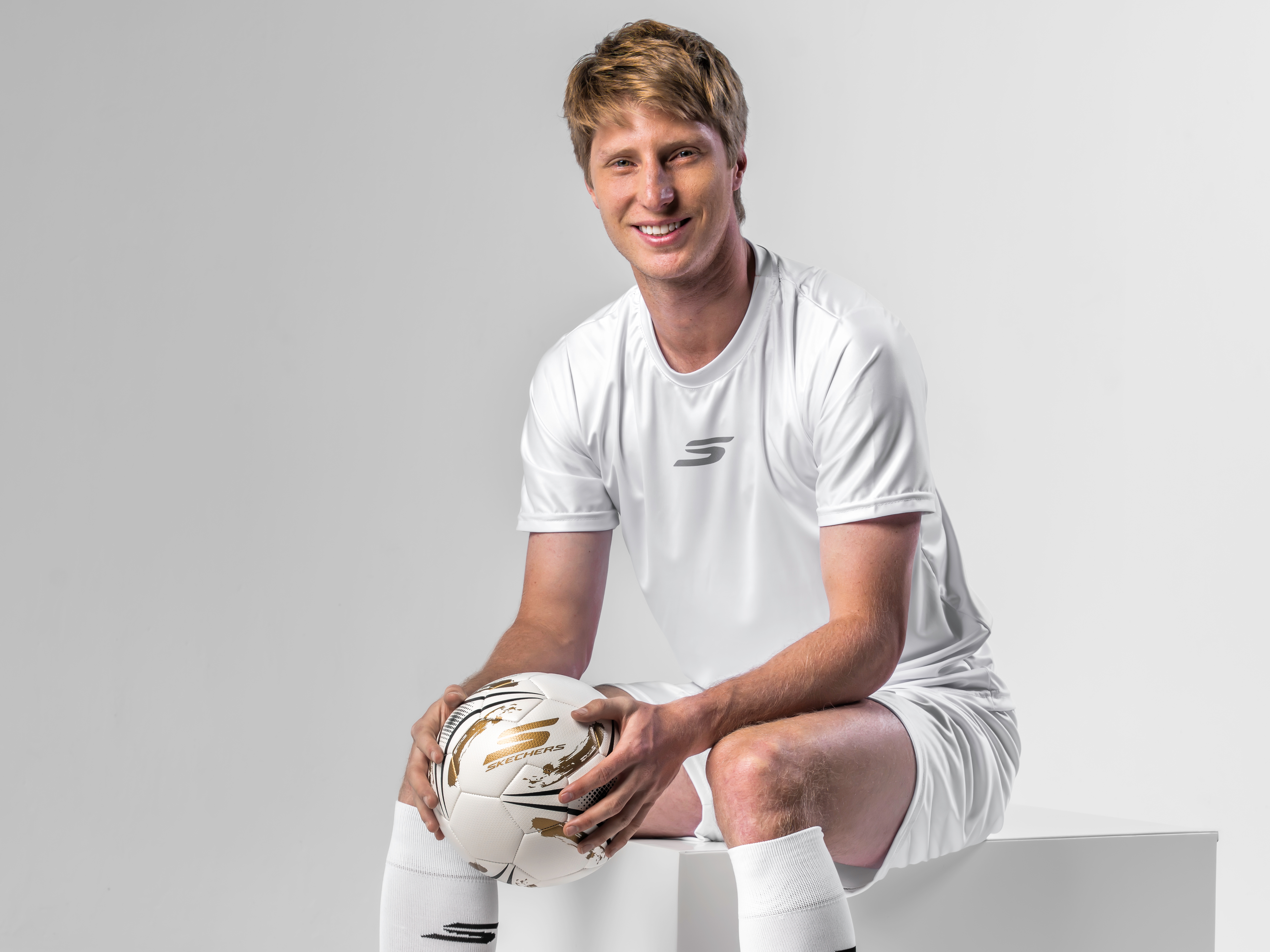 Andrés Llinás, defensor central de Millonarios y embajador de Skechers Colombia desde enero de 2026.
