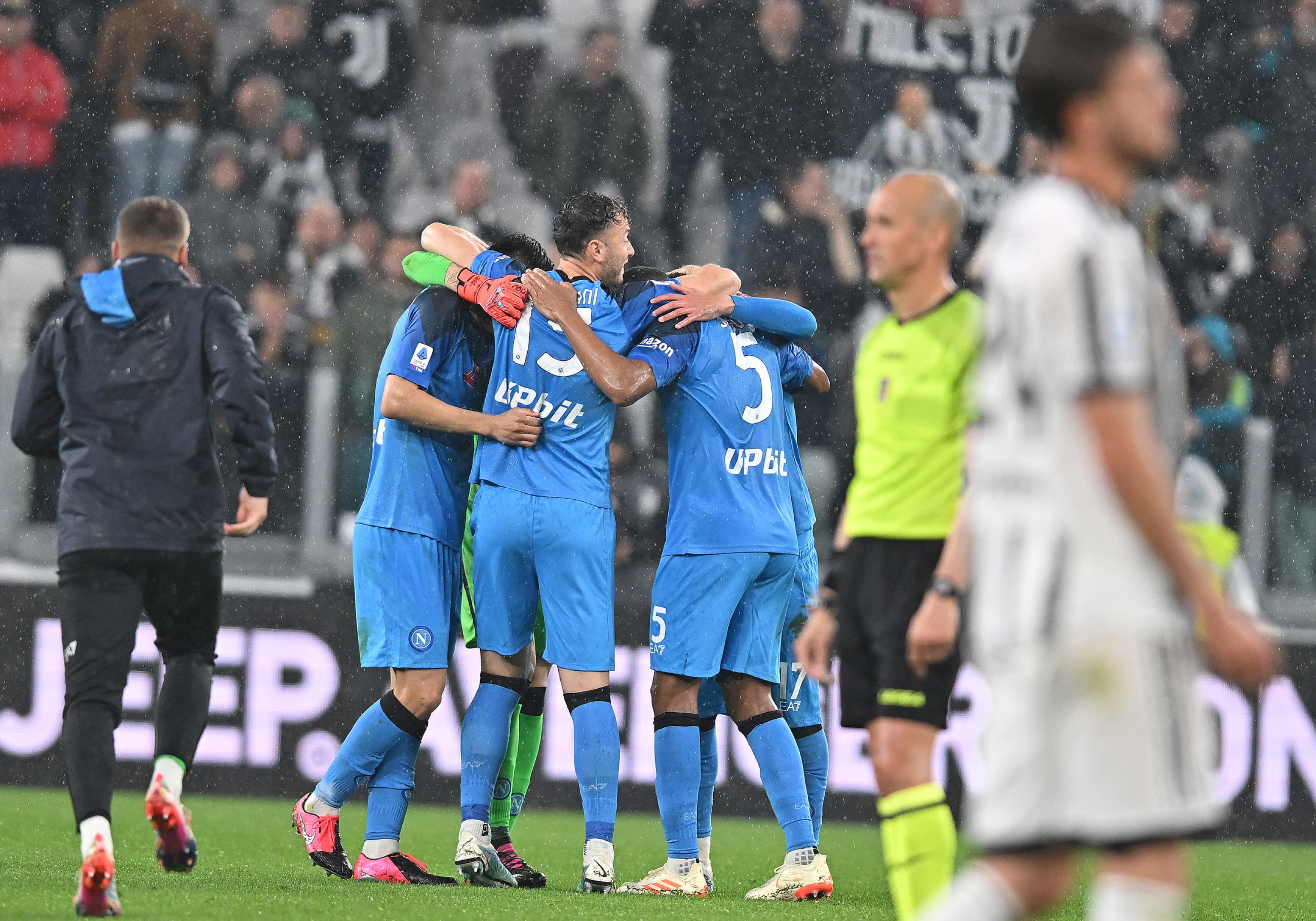 Napoli le ganó como visitante a la Juventus y acaricia el título de la Serie A