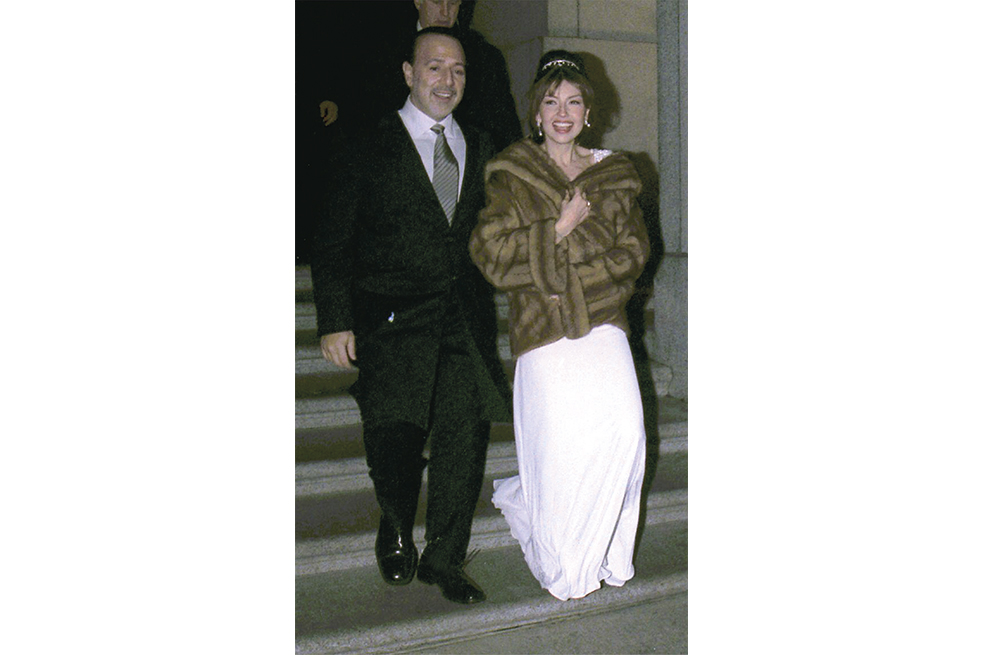 2000. Tenía 29 años cuando se casó con el presidente de Sony Music, Tommy Mottola, en la Catedral de San Patricio, en Nueva York. Aún son pareja y tienen dos hijos.
