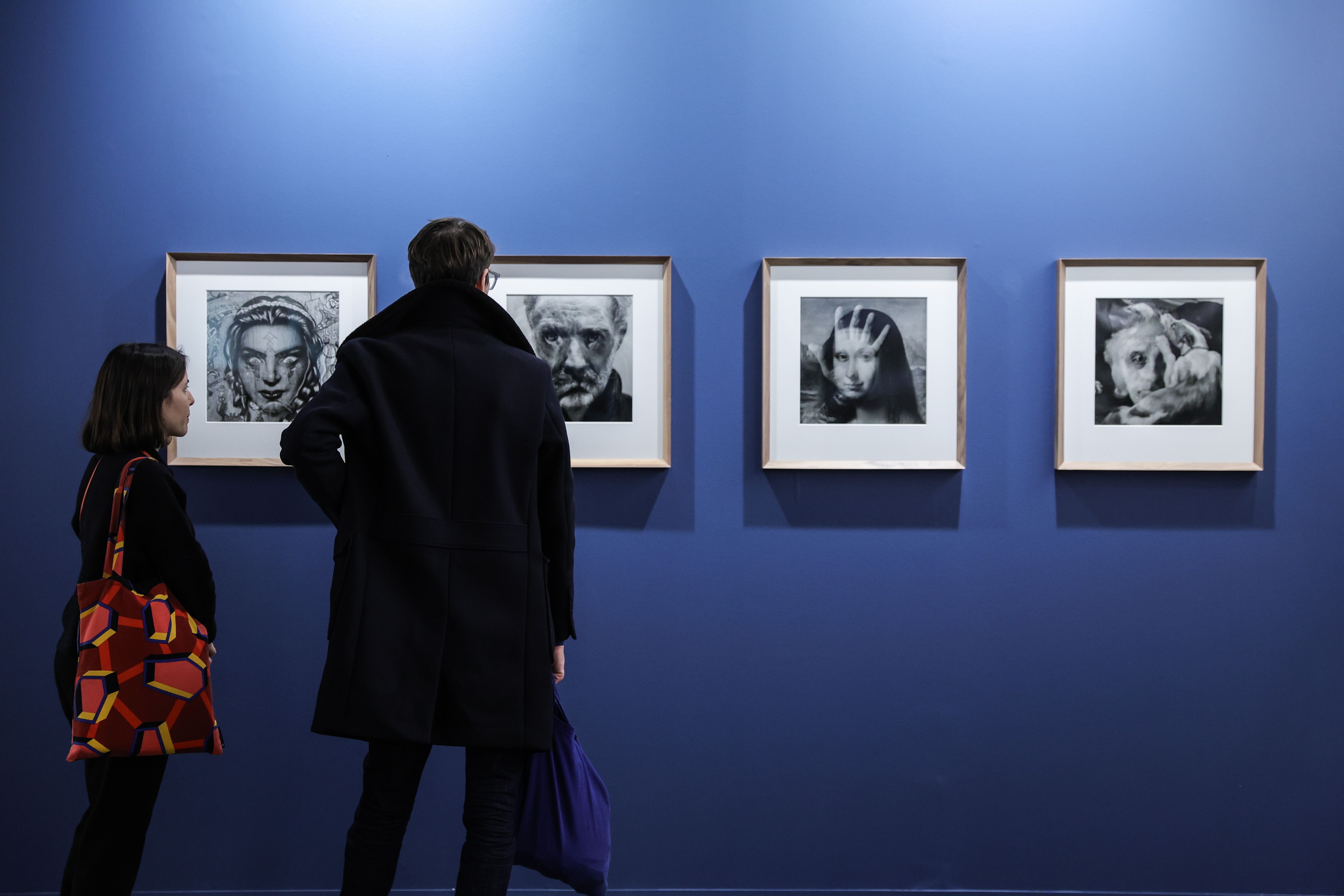 Paris (France), 08/11/2023.- People look at works of Spanish photographer Alberto Garcia Alix exposed at the Spanish gallery Albarran Bourdais during the Paris Photo fair at the Grand Palais Ephemere in Paris, France, 08 November 2023. The 26th Paris Photo runs from 09 to 12 November and host 191 galleries from all over the world. (Francia) EFE/EPA/TERESA SUAREZ