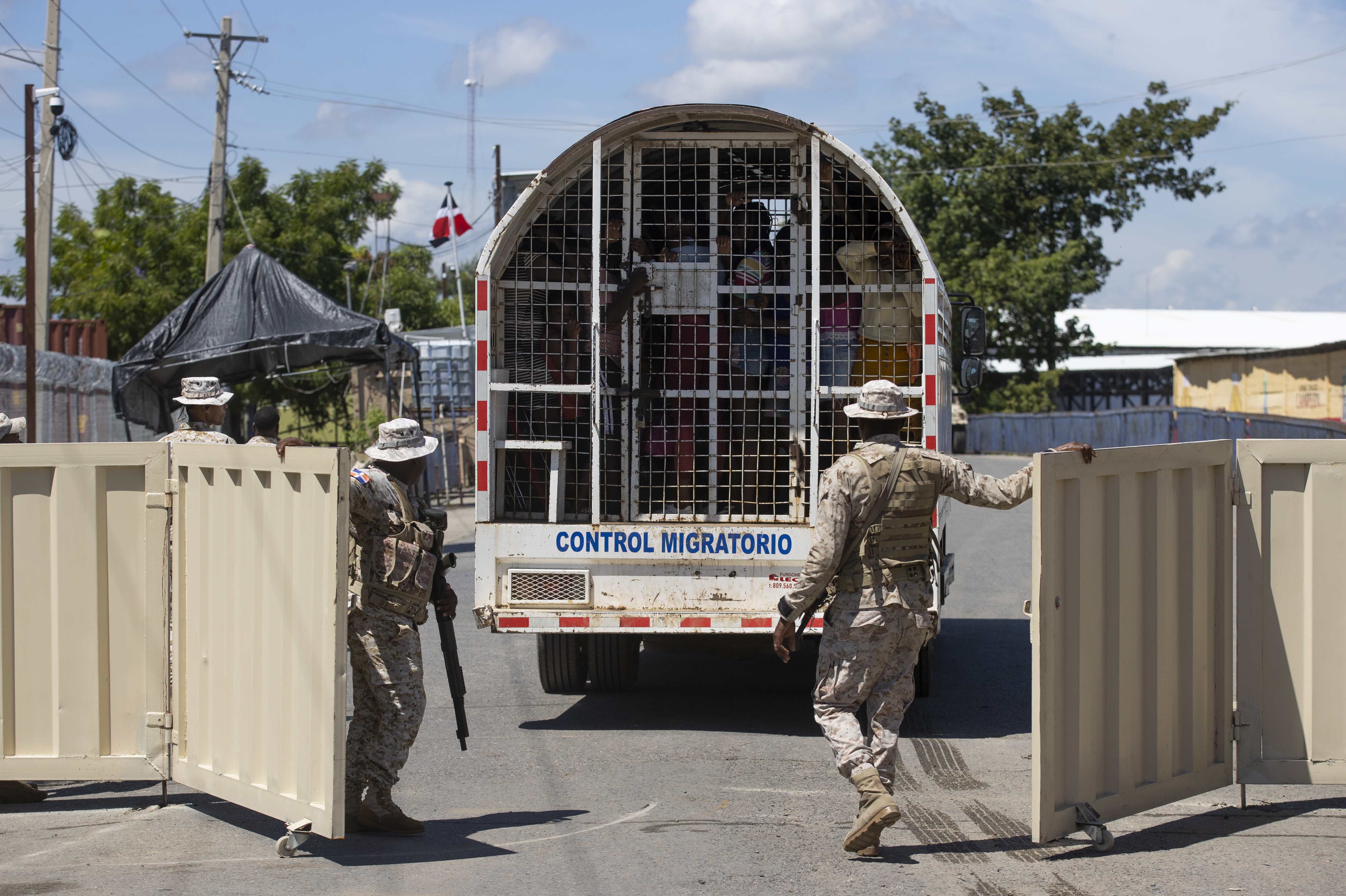 AME1285. DAJABÓN (REPÚBLICA DOMINICANA), 20/09/2023.- Un camión de la Dirección General de Migración repleto de haitianos que serán deportados, llega a la frontera con Haití, hoy en Dajabón (República Dominicana). Miles de haitianos abandonan cada día la República Dominicana desde que el presidente Luis Abinader decretara una serie de medidas para forzar la paralización de la construcción, del lado haitiano, de un canal de riego en el río Masacre, cuyo caudal fluye por ambos países. Dado que las fronteras -marítimas, aéreas y terrestres- están cerradas, los pasos fronterizos solo se abren para que los ciudadanos haitianos que residen, legal o ilegalmente, en República Dominicana regresen a su país, quienes, por lo general, llegan a los pasos fronterizos en autobuses de transporte privado. EFE/ Orlando Barría